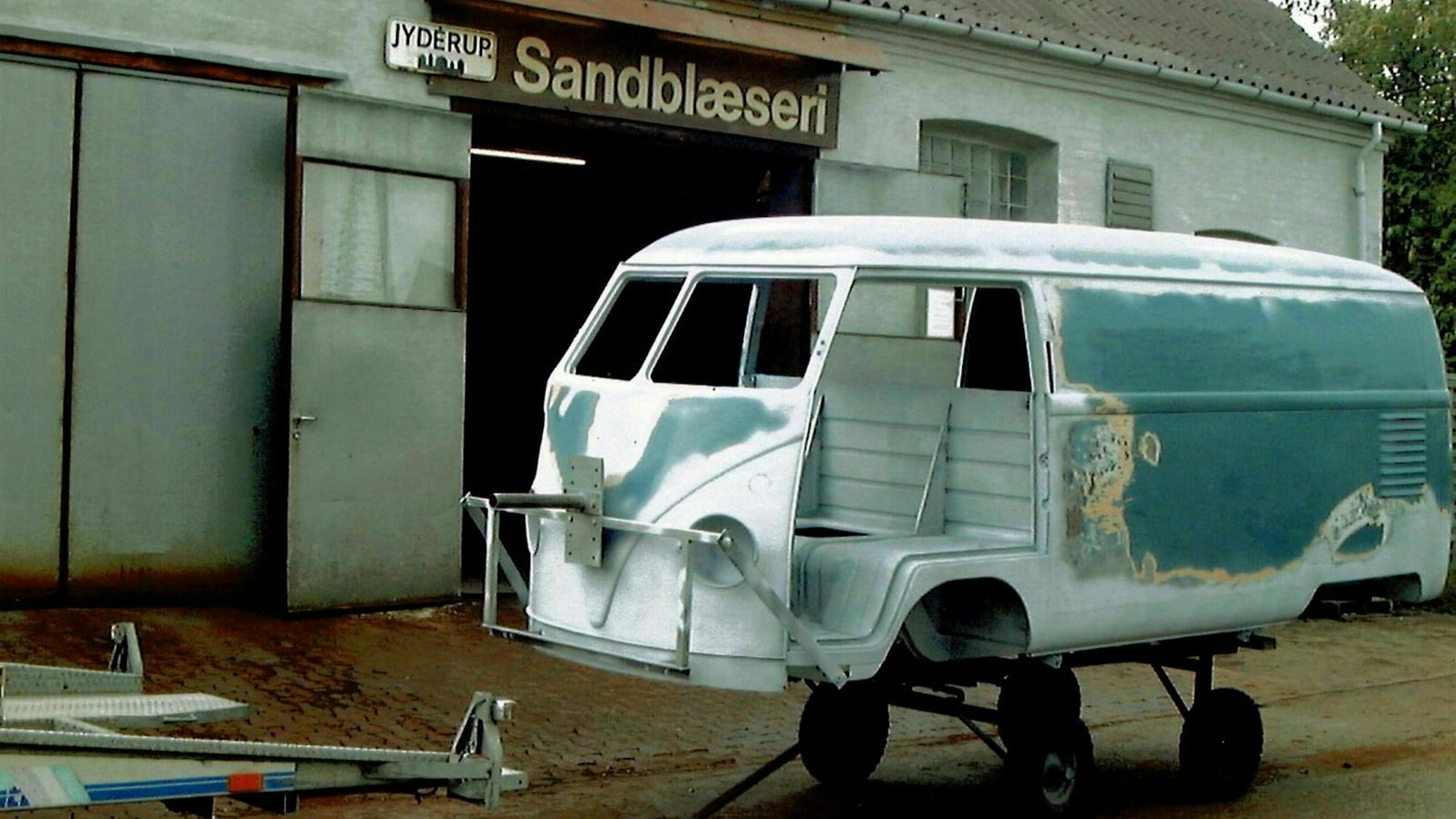 VW Bulli T1 Sofie beim Sandstrahler 