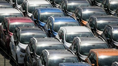 Blick auf einen Parkplatz voller Neuwagen