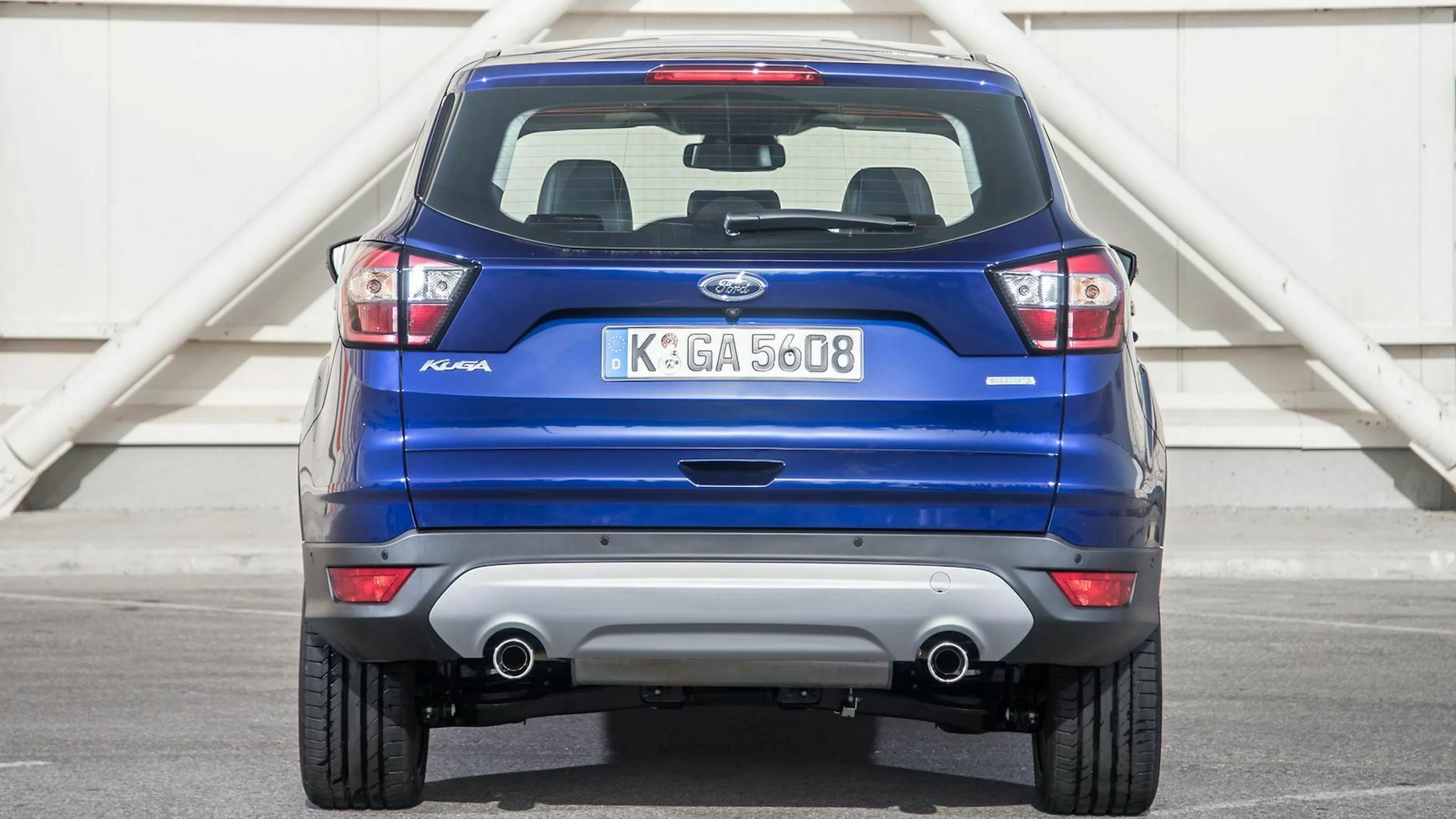 Zu sehen ist das Heck des Ford Kuga II Titanium (2016)