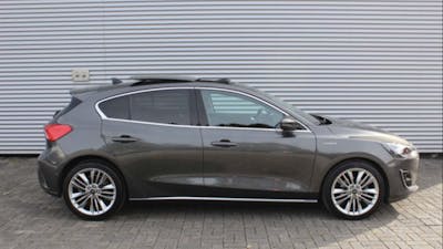 Seitenansicht eines grauen Ford Focus mit Panoramadach.