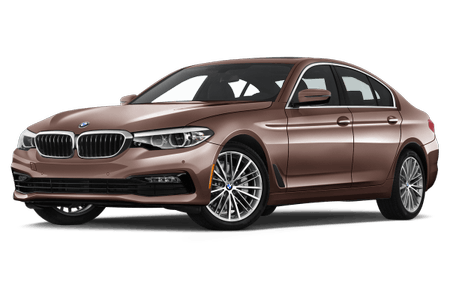 Brauner BMW 5er Limousine, seitliche Vorderansicht, auf weißem Hintergrund. Elegantes Design und glänzende Oberflächen.