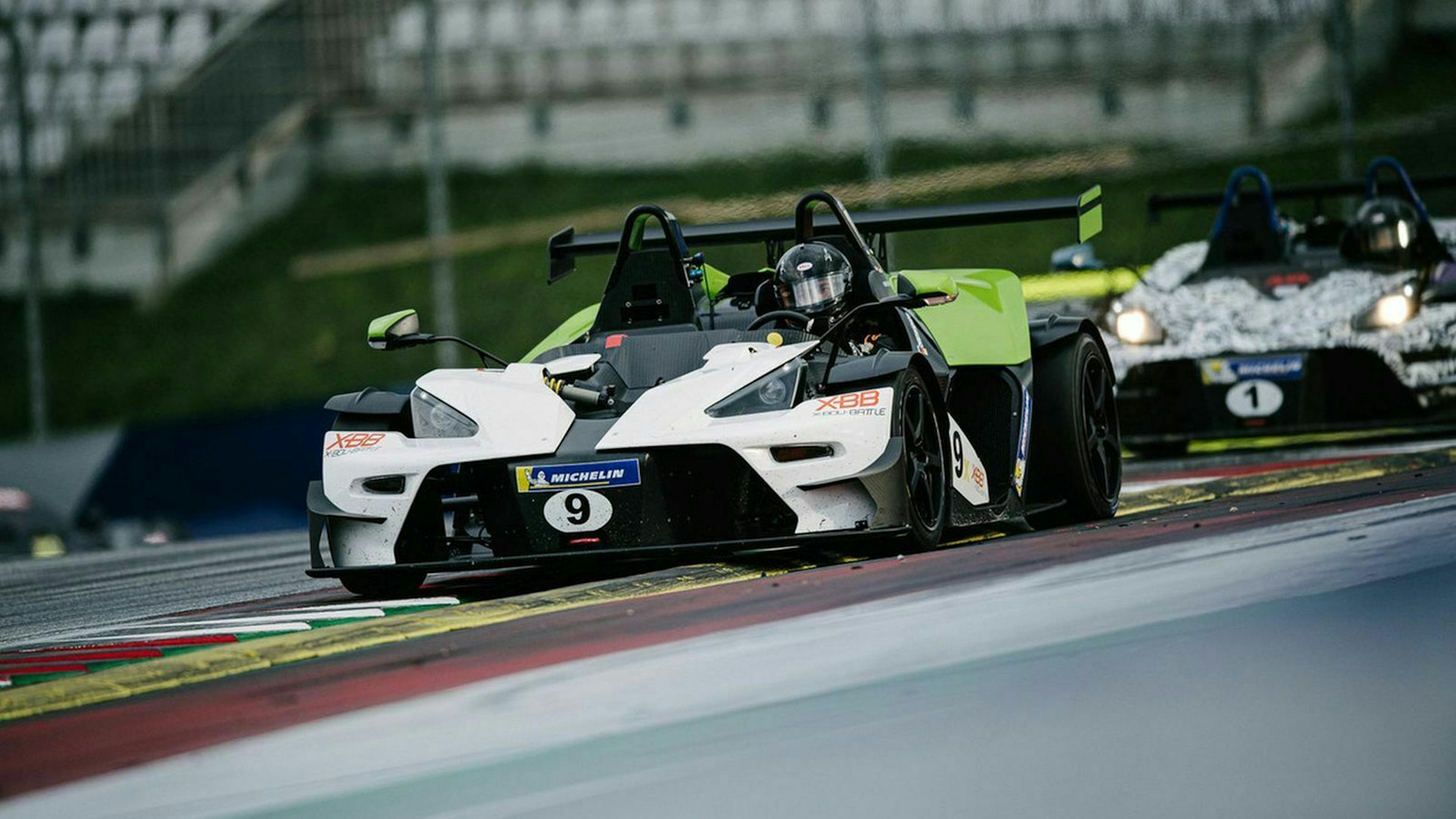 KTM X-Bow (seit 2008) in Frontansicht mit weiteren Fahrer