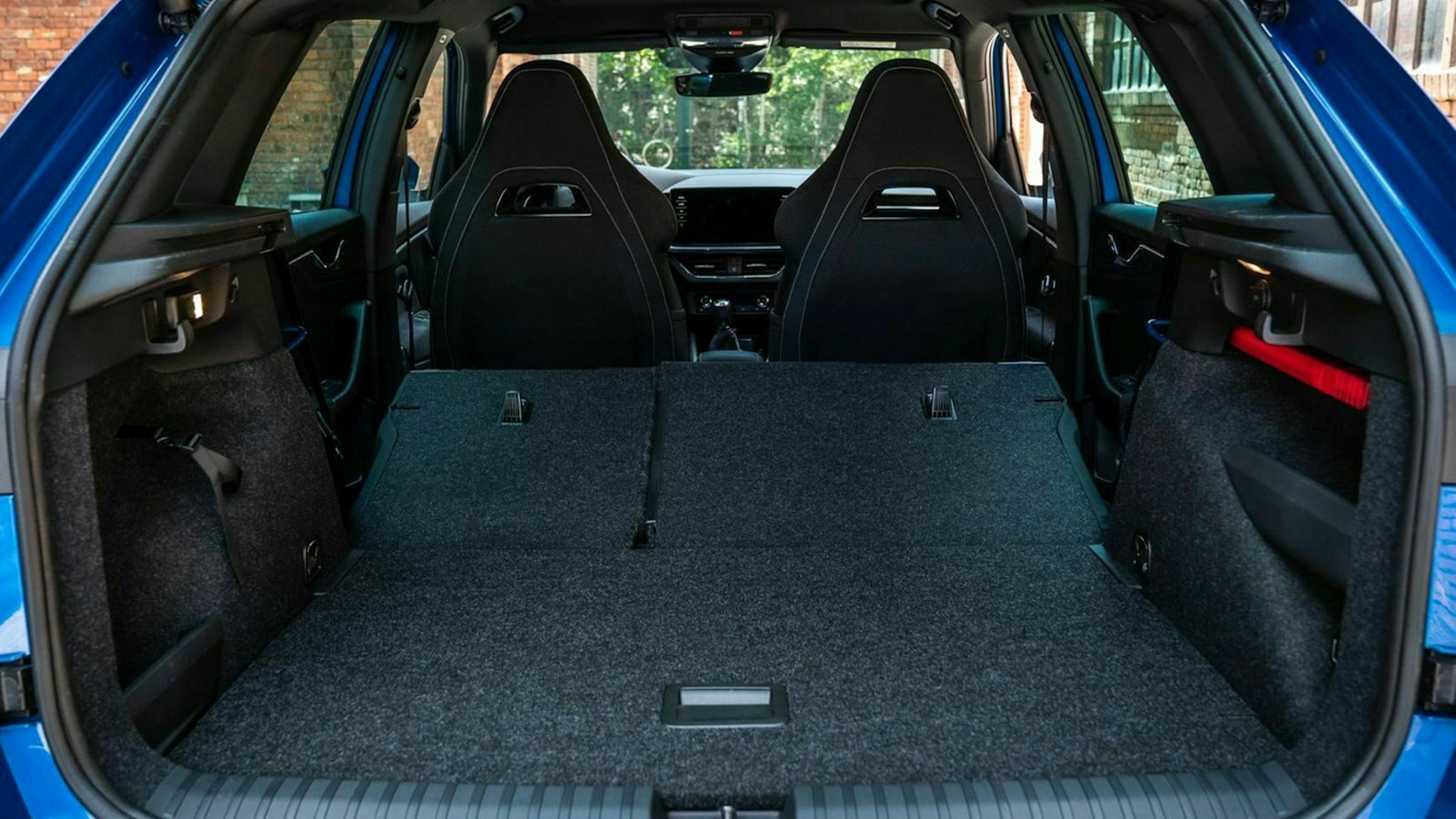 Zu sehen ist der Kofferraum des Skdoa Kamiq mit umgeklappter Rückbank