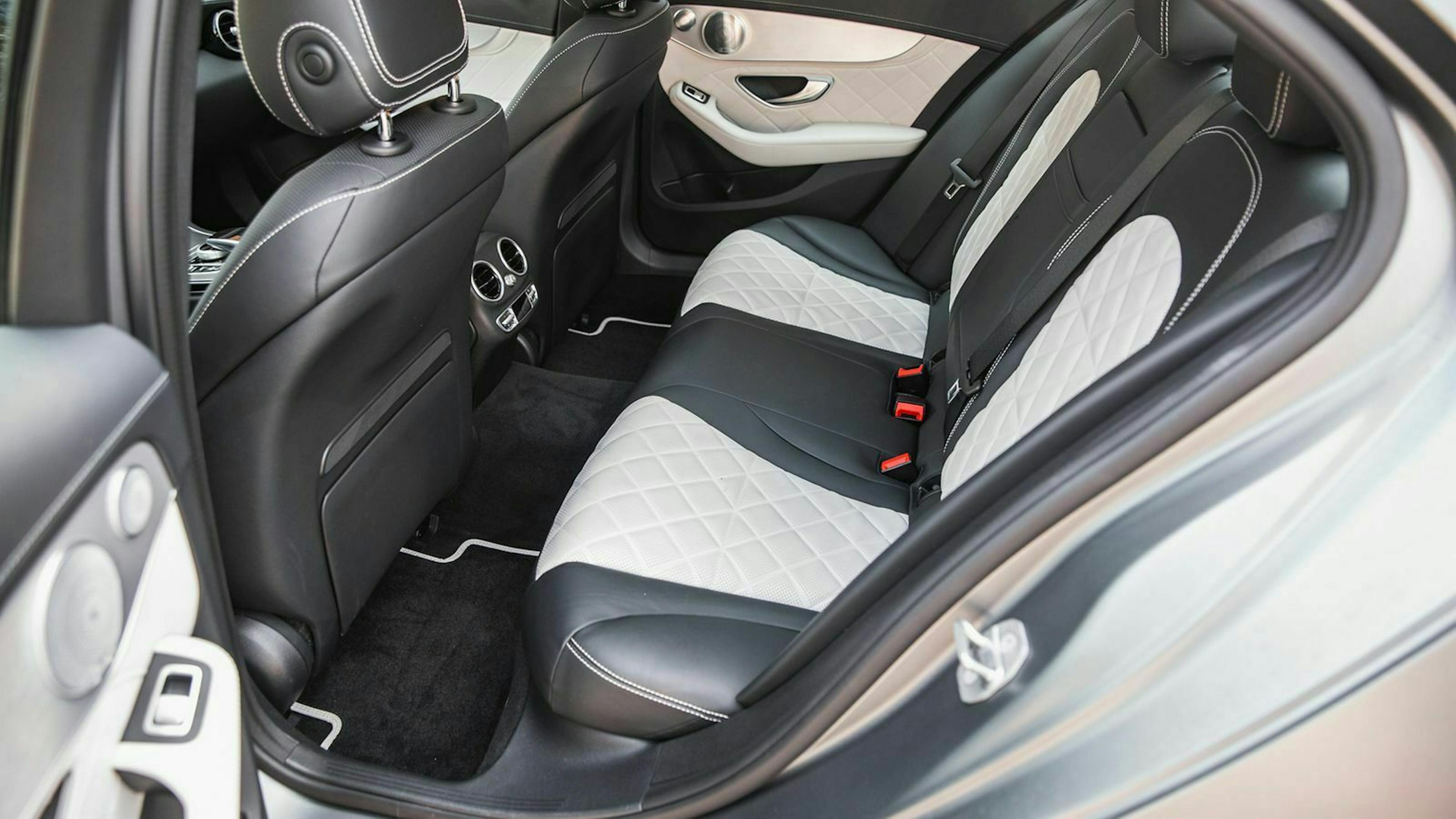 Für Erwachsene wird es auf den hinteren Plätzen eng