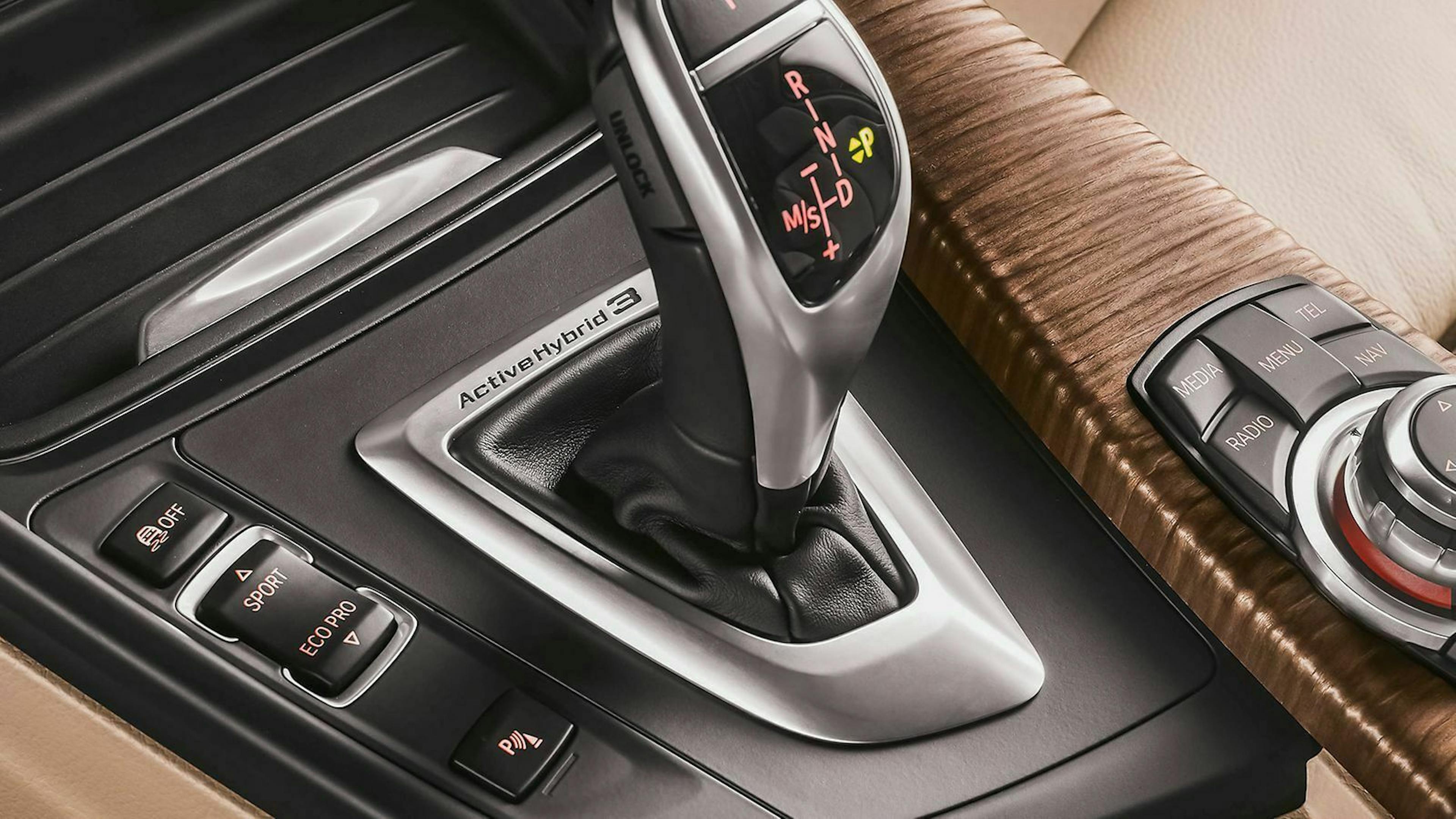 Ein Automatikwählhebel von BMW zeigt an, dass er in der Parkposition steht.  