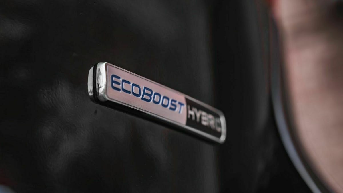 Zu sehen ist das EcoBoost-Hybrid-Emblem an der Außenseite des Ford Fiesta Hybrid 2020 