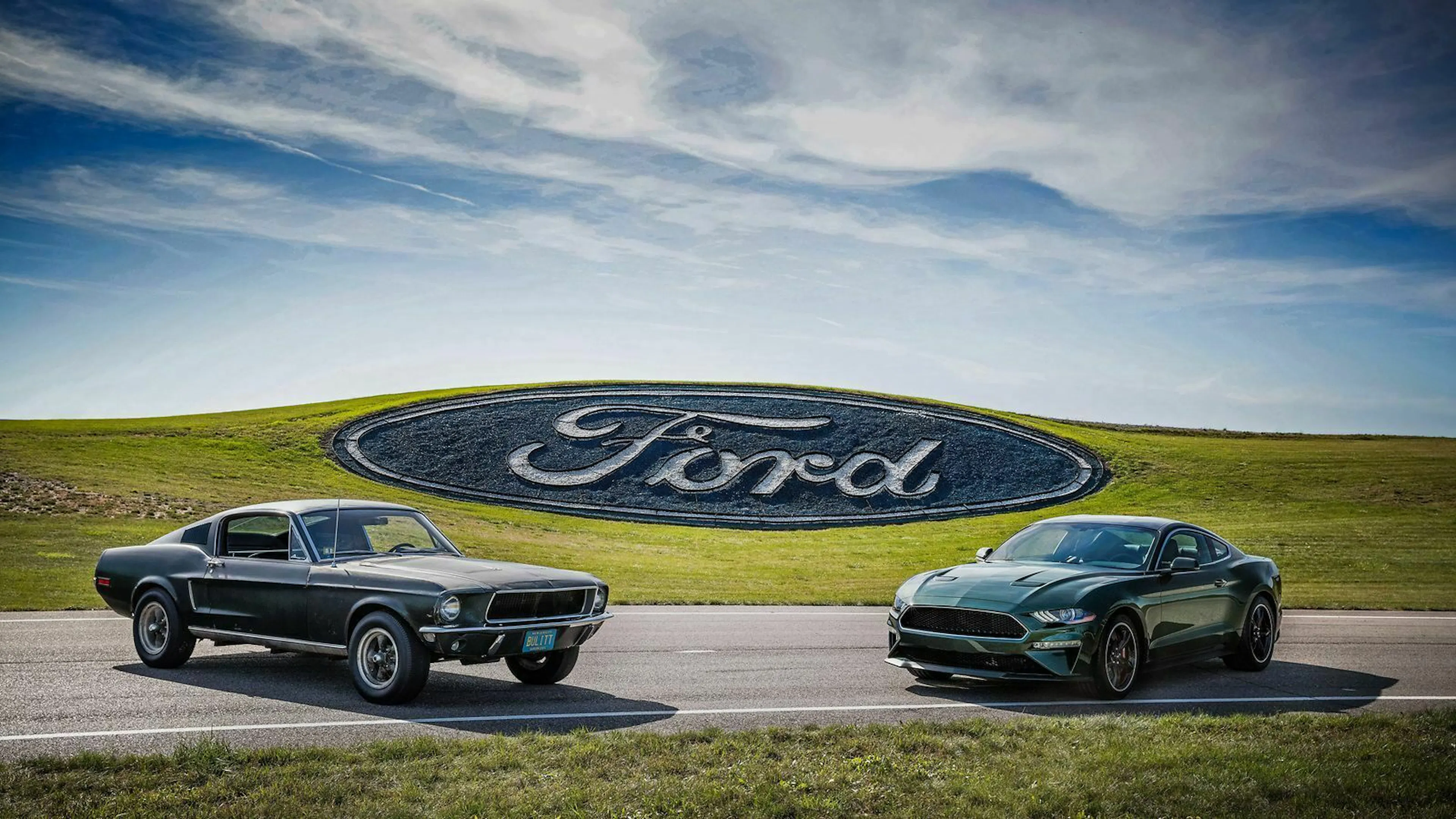 Zu sehen ist der Ford Mustang aus dem Film "Bullitt" (links) und das aktuelle Modell zu seinen Ehren (rechts)