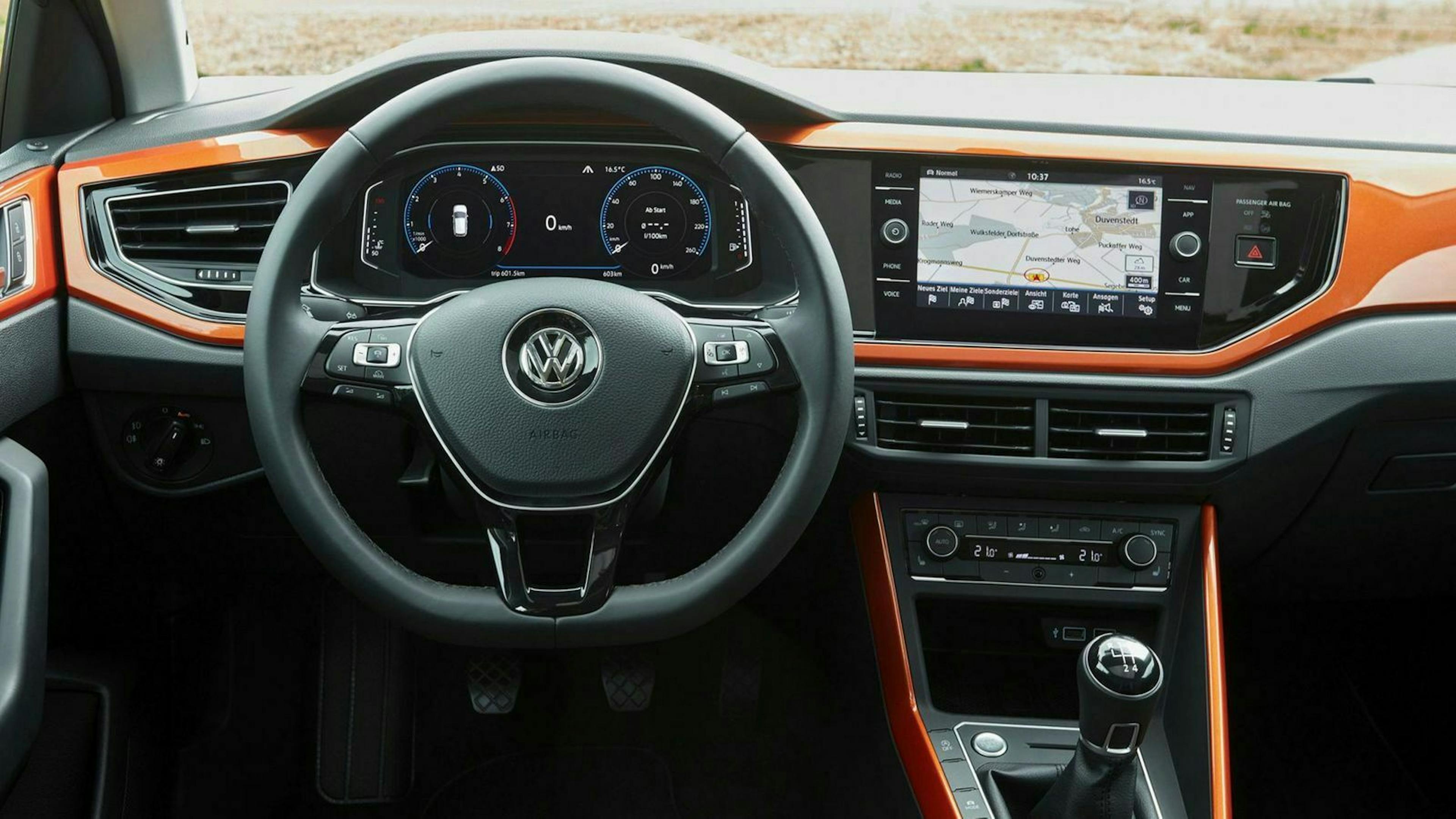 Der Innenraum des VW Polo 6 mit SIcht auf das Lenkrad