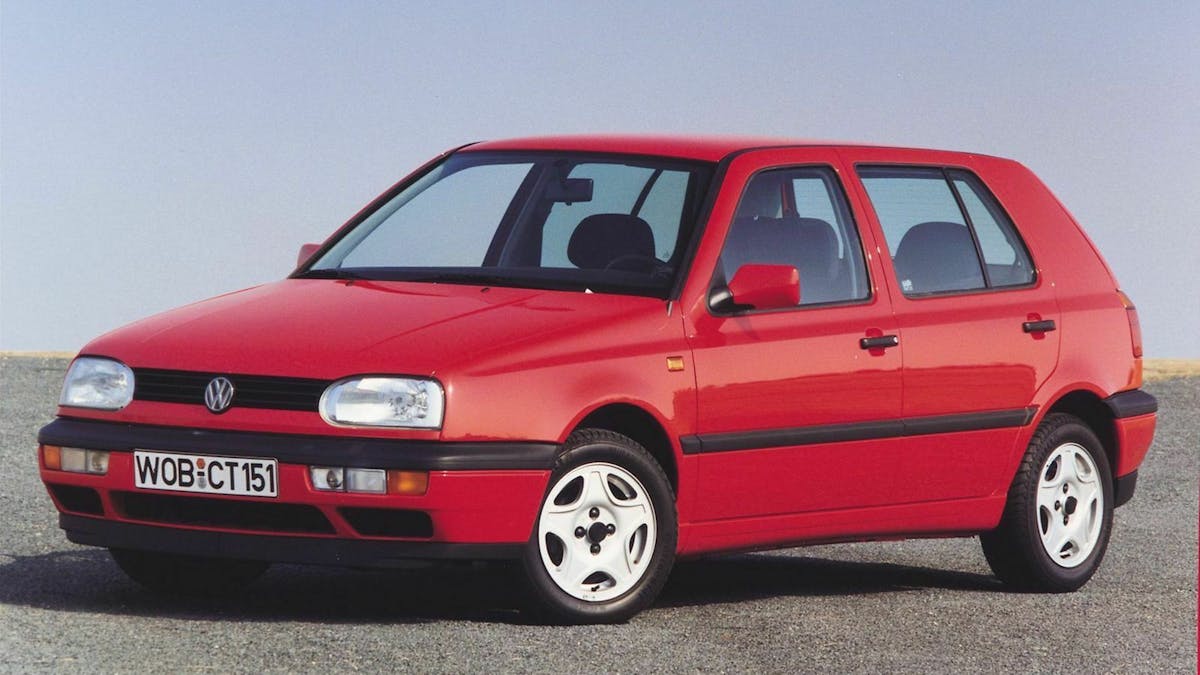 Roter VW Golf 3 in der Ansicht von vorne-rechts, stehend