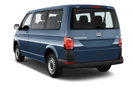Blauer VW Transporter T6, Rückansicht. Rechteckige Fenster, zwei Rückleuchten, Firmenlogo in der Mitte der Heckklappe.
