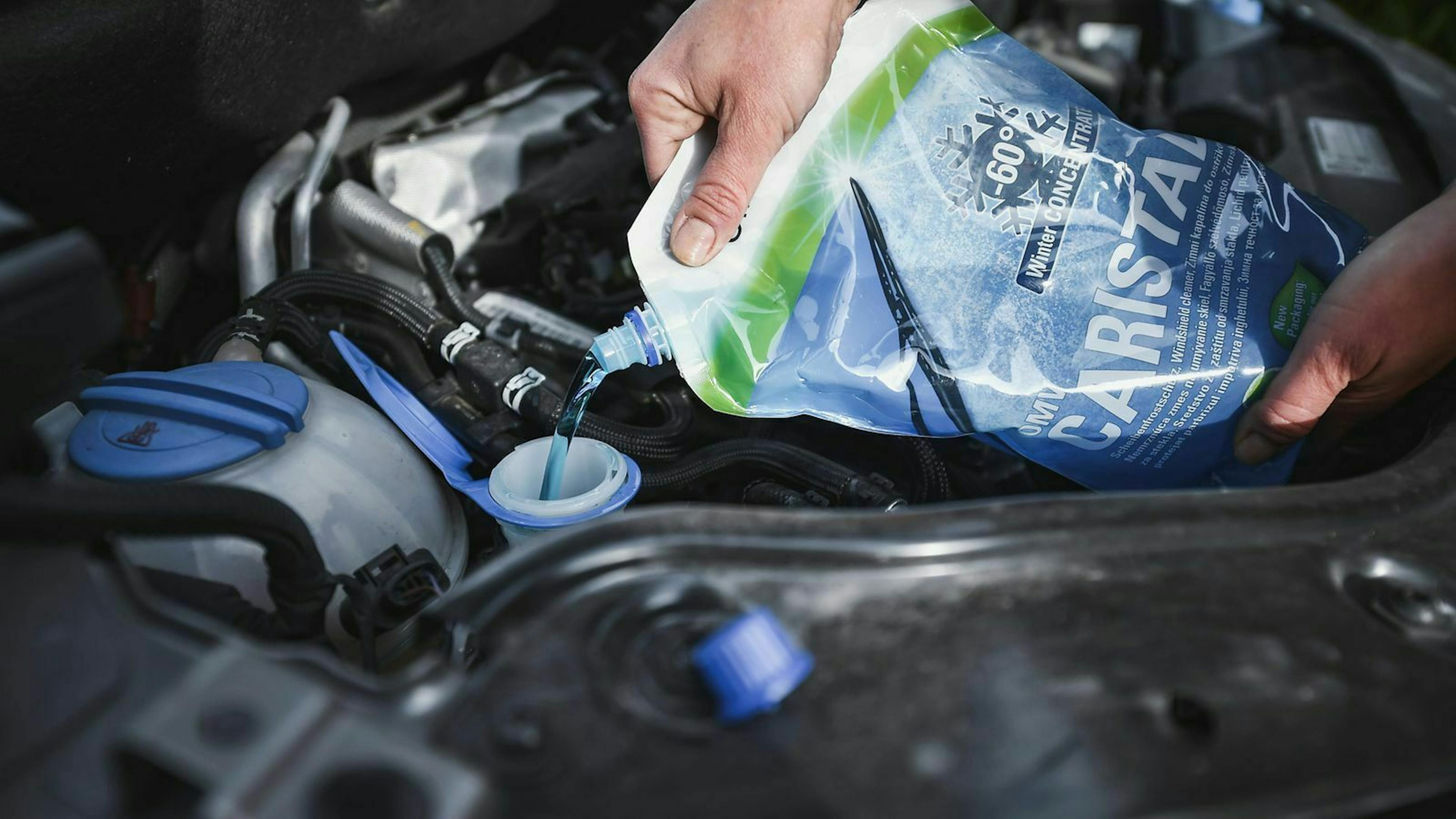 Auf dem Kühlmittelbehälter siehst du zwei Markierungen – „Min“ und „Max“. 