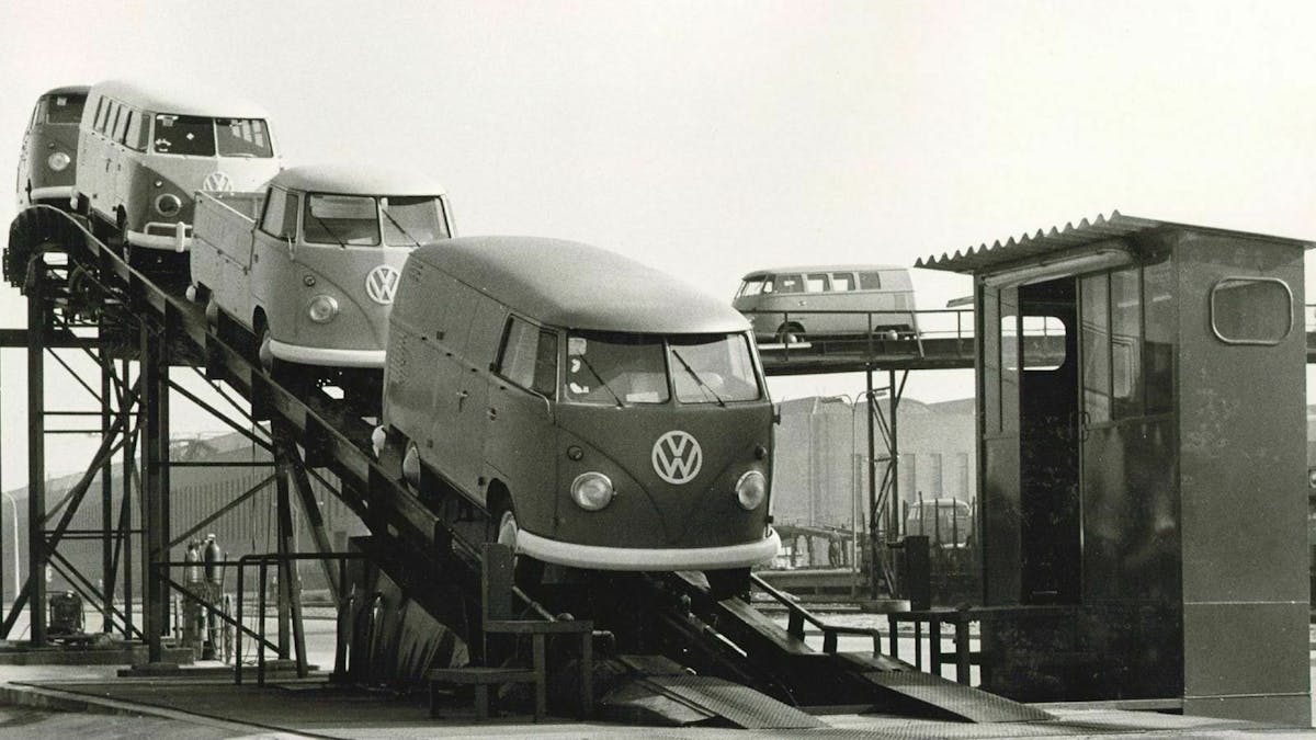 VW Bulli T1 Sofie auf Rollband im Werk