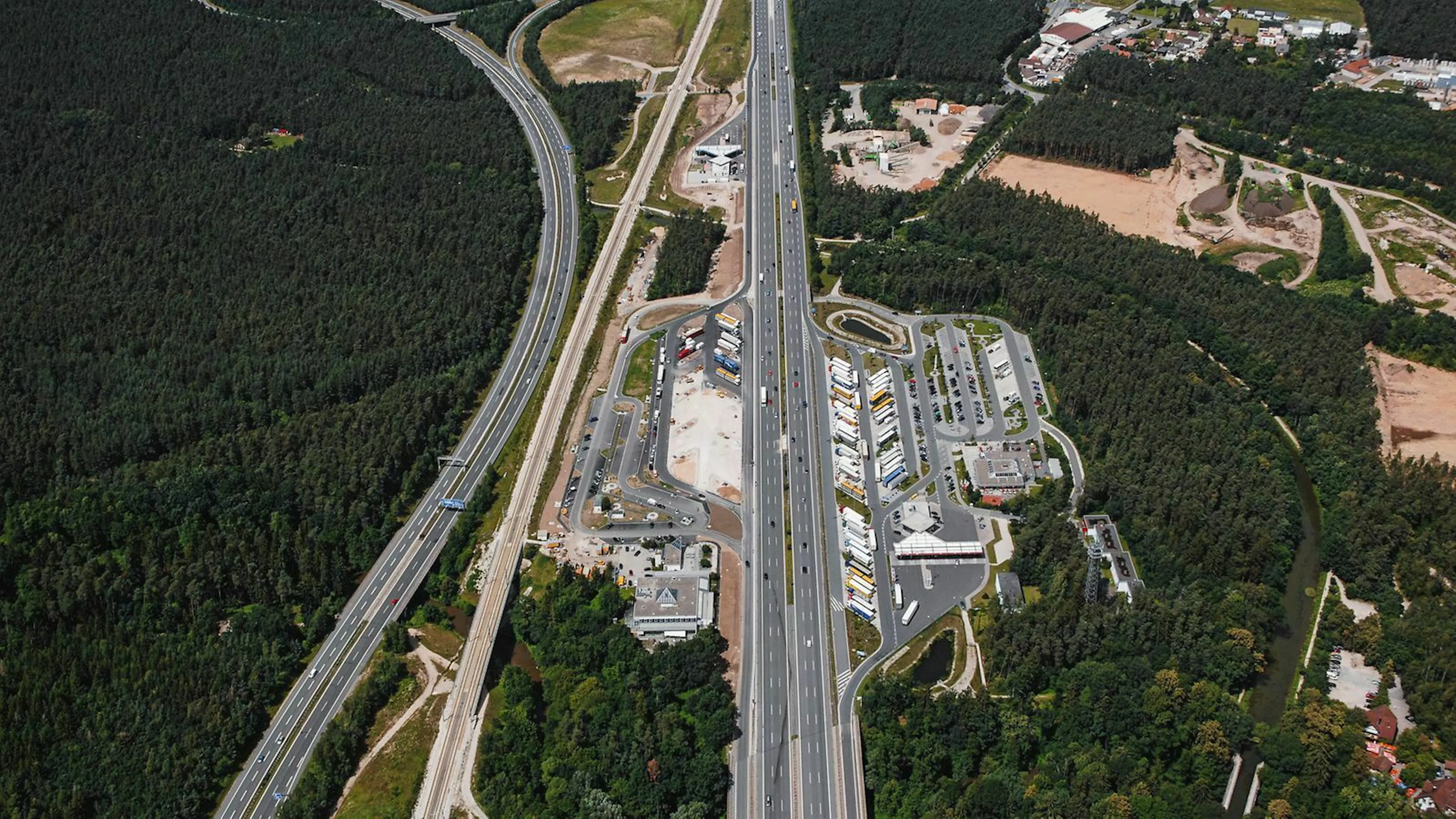 Wer in der Nähe vom Autobahndreieck Nürnberg/Feucht unterwegs ist, kann an der Autobahnraststätte Feucht eine Pause einlegen.