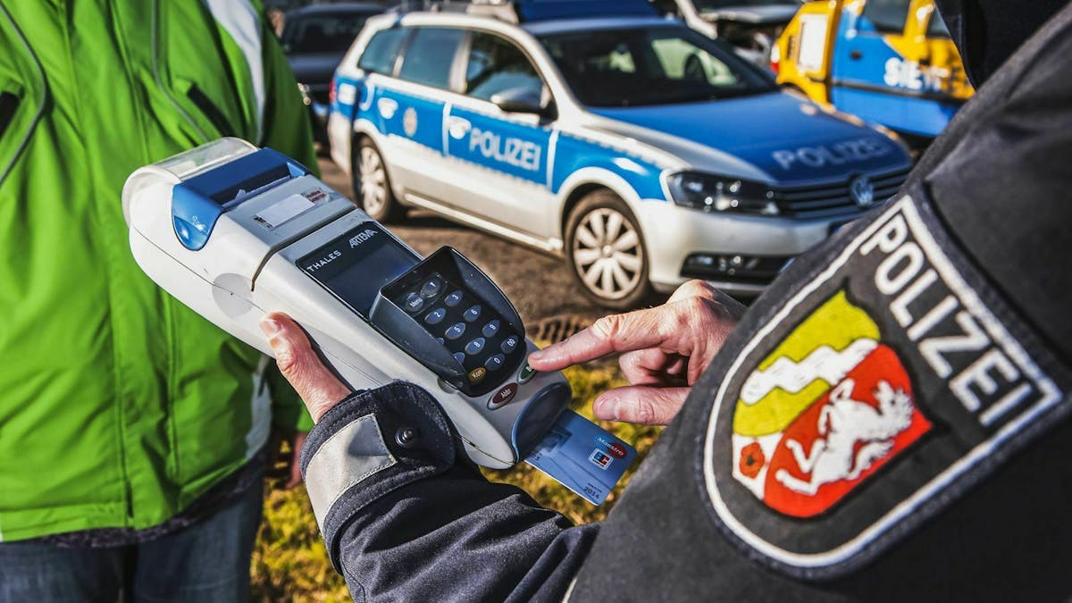 Wenn der TÜV Deines Wagens abgelaufen ist und Du in eine Verkehrskontrolle gerätst, musst Du mit einem Verwarngeld rechnen.