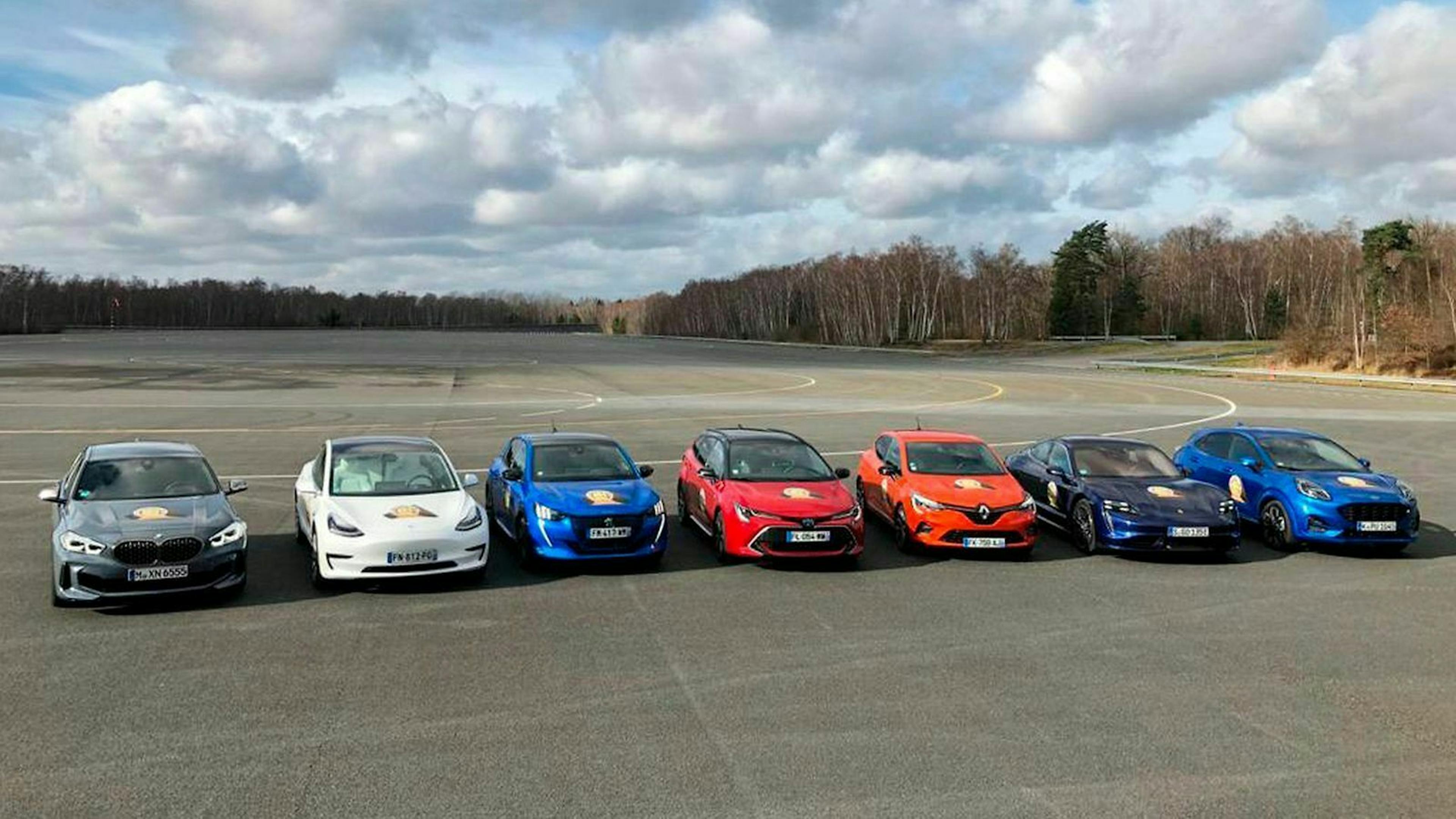 Zu sehen sind Platz eins bis sieben der Preisverleihung Car of the Year