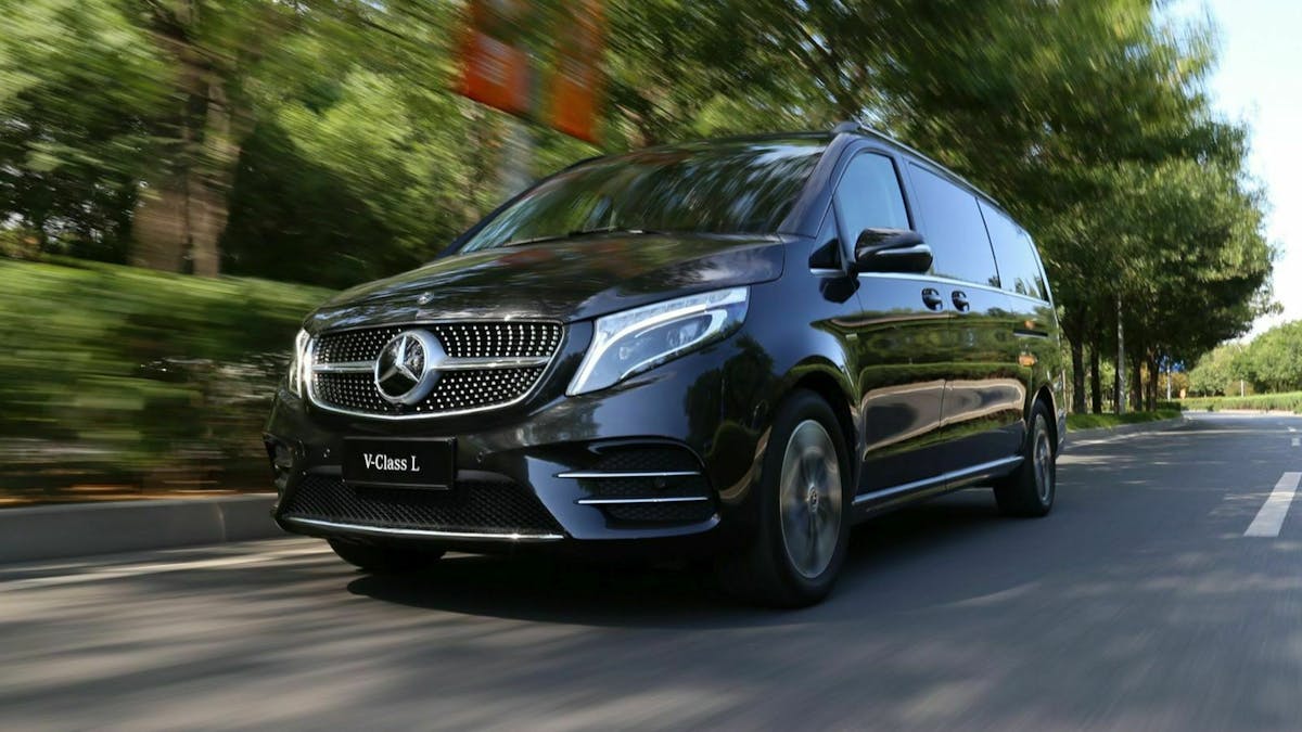Zu sehen ist die Mercedes V-Klasse, fahrend