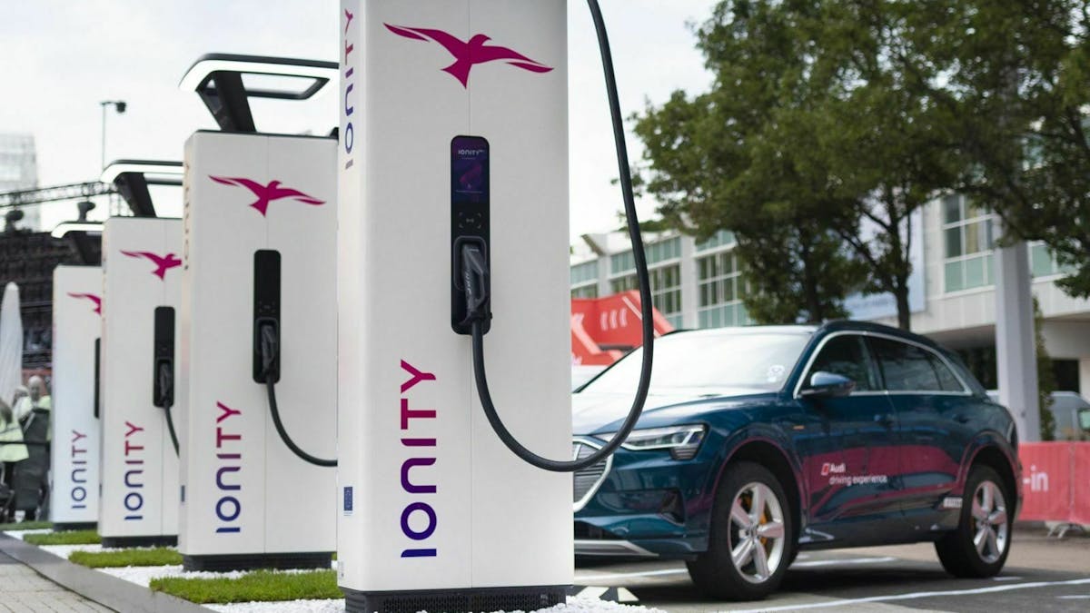 Audi e-tron an Schnellladesäule
