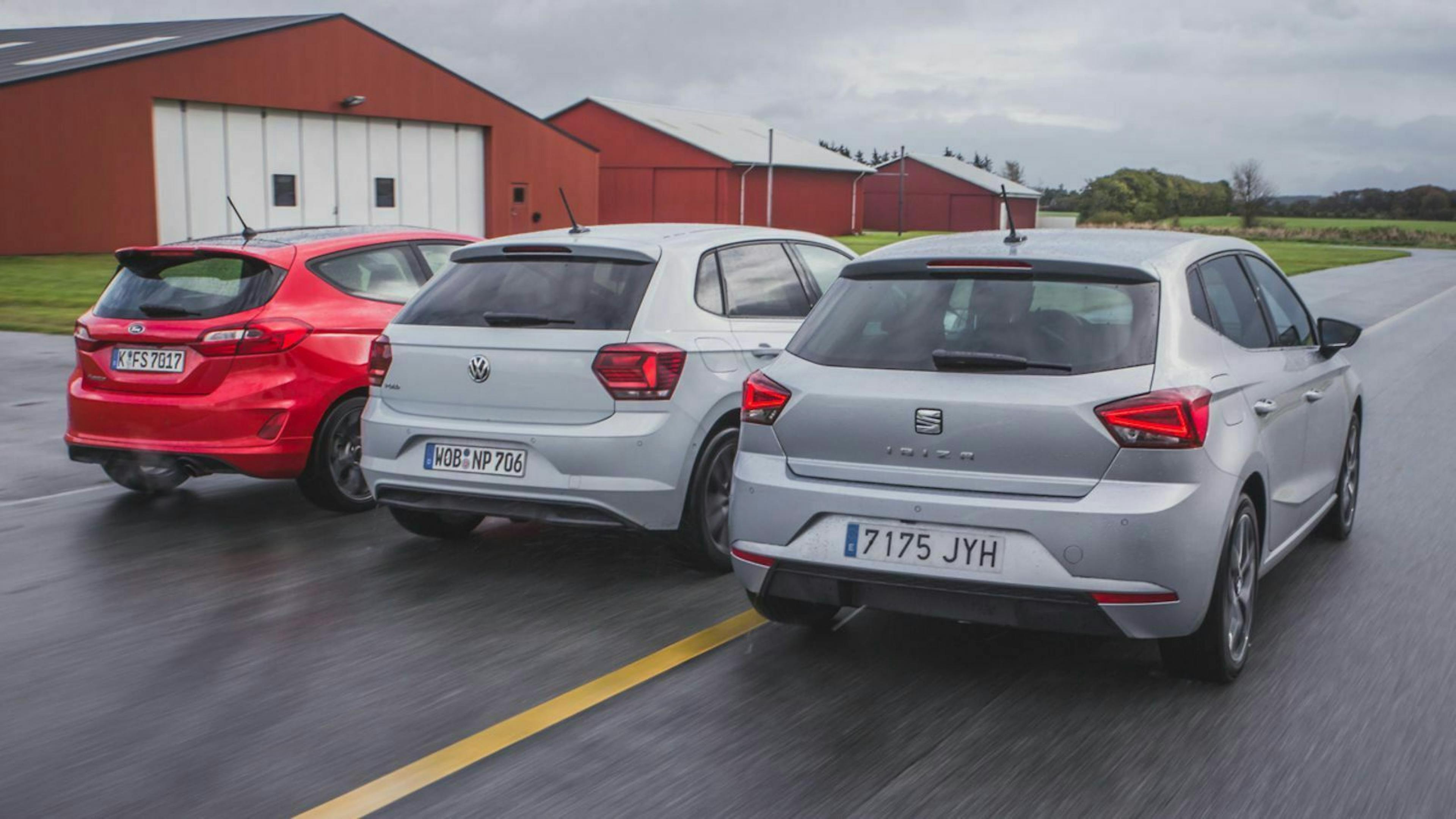 Ford Fiesta, VW Polo und Seat Ibiza fahren nebeneinander auf einer Straße, die Rückseiten der Autos sind zu sehen. 