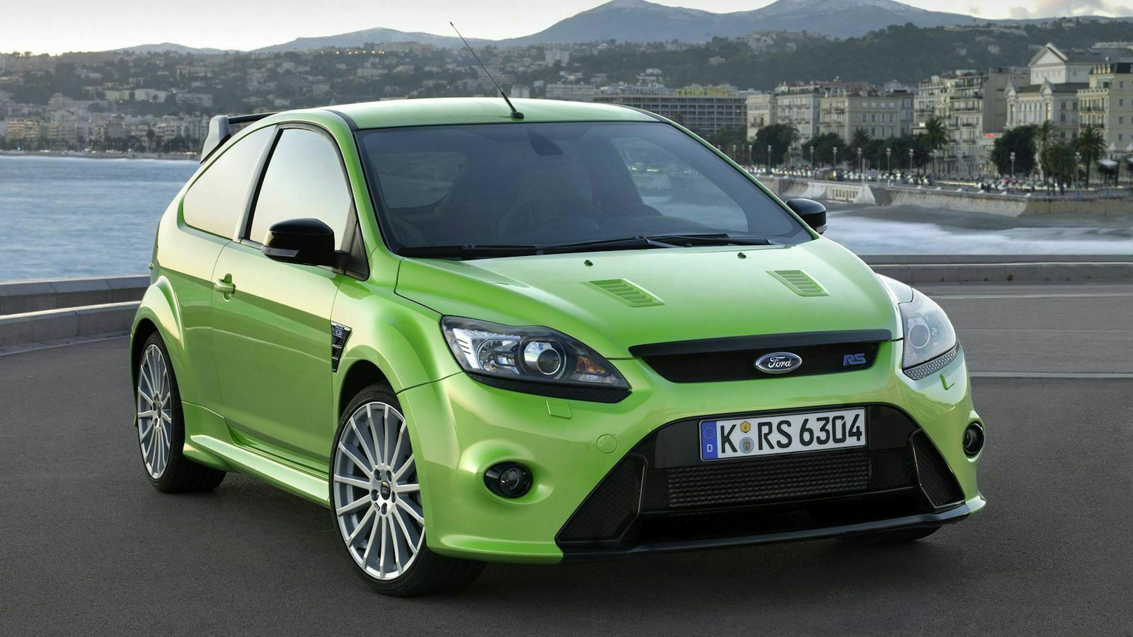 Zu sehen ist der Ford Focus RS MK II von vorne, stehend