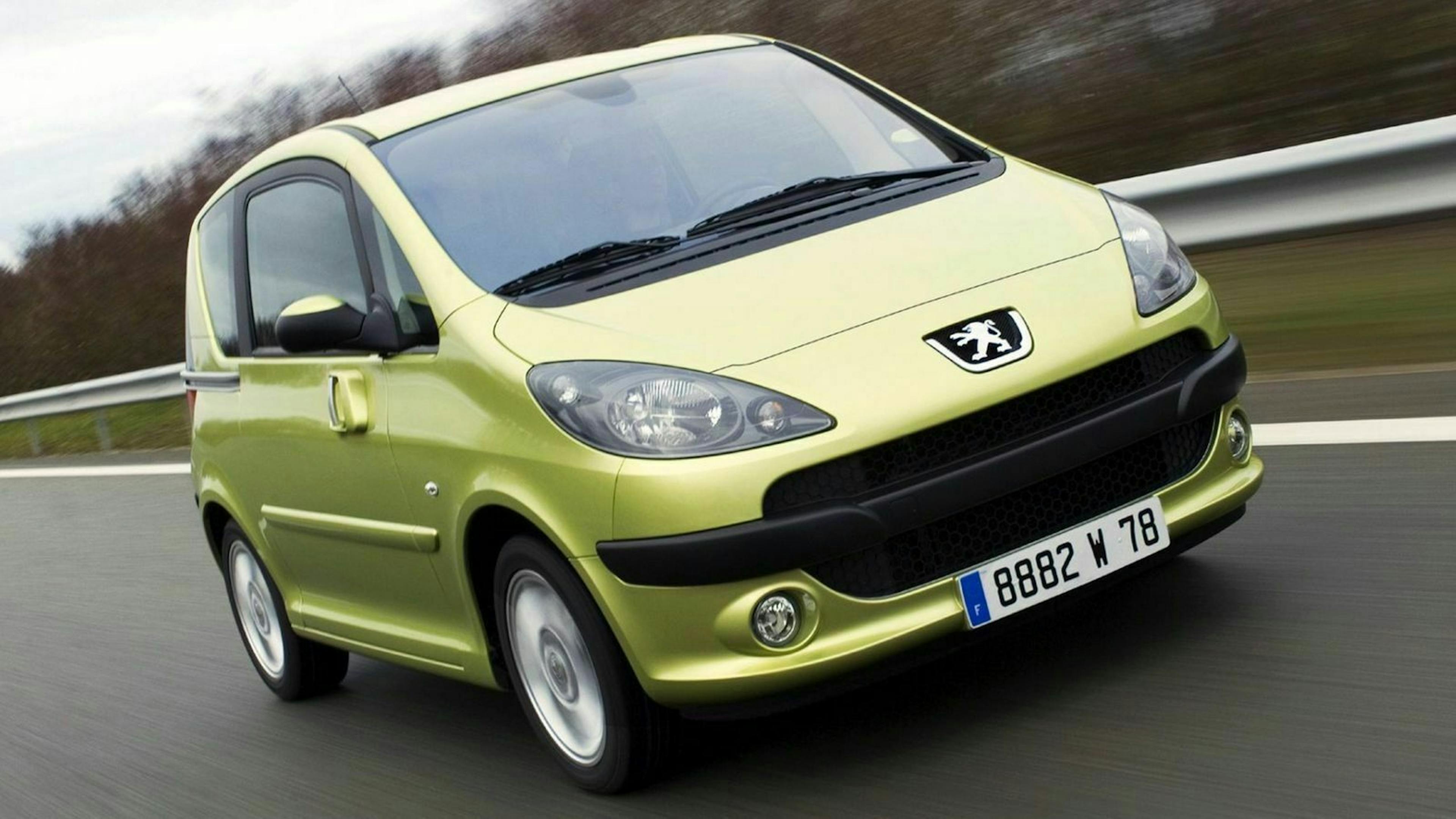 Zu sehen ist der Peugeot 1007 von vorne