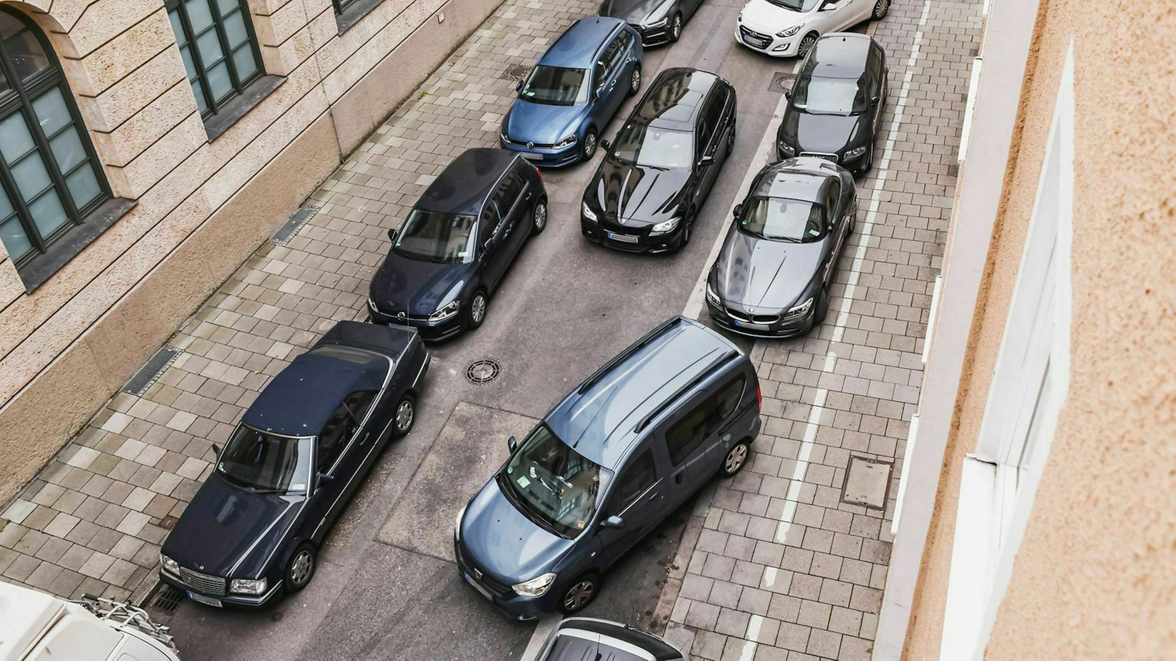 Nach dem Willen vieler Autohersteller soll das manuelle Einparken bald durch vollautomatische Parksysteme ersetzt werden.