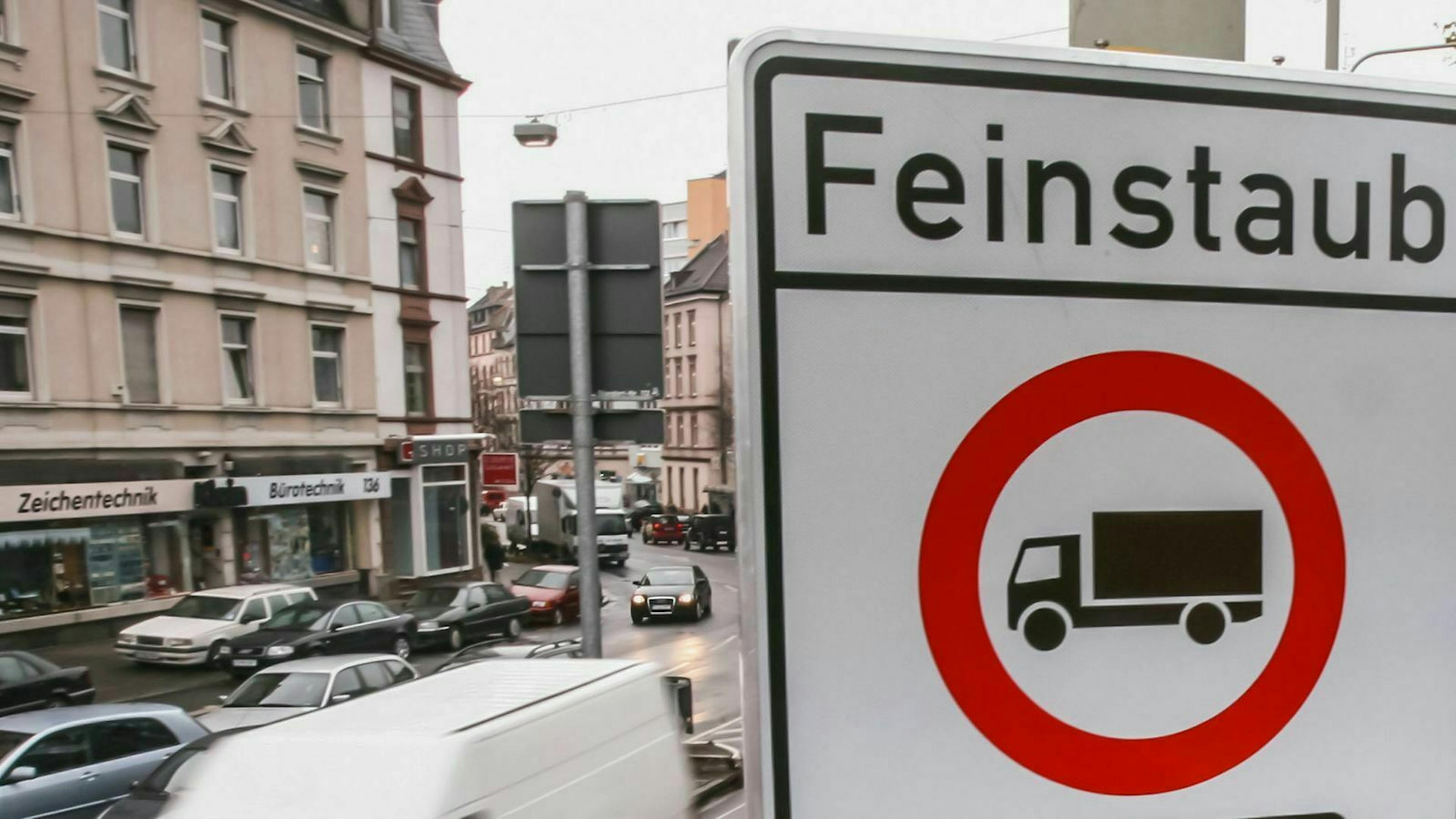 Um die Feinstaubbelastung zurückzufahren, wurde der Durchgangsverkehr zum Teil für LKW eingeschränkt