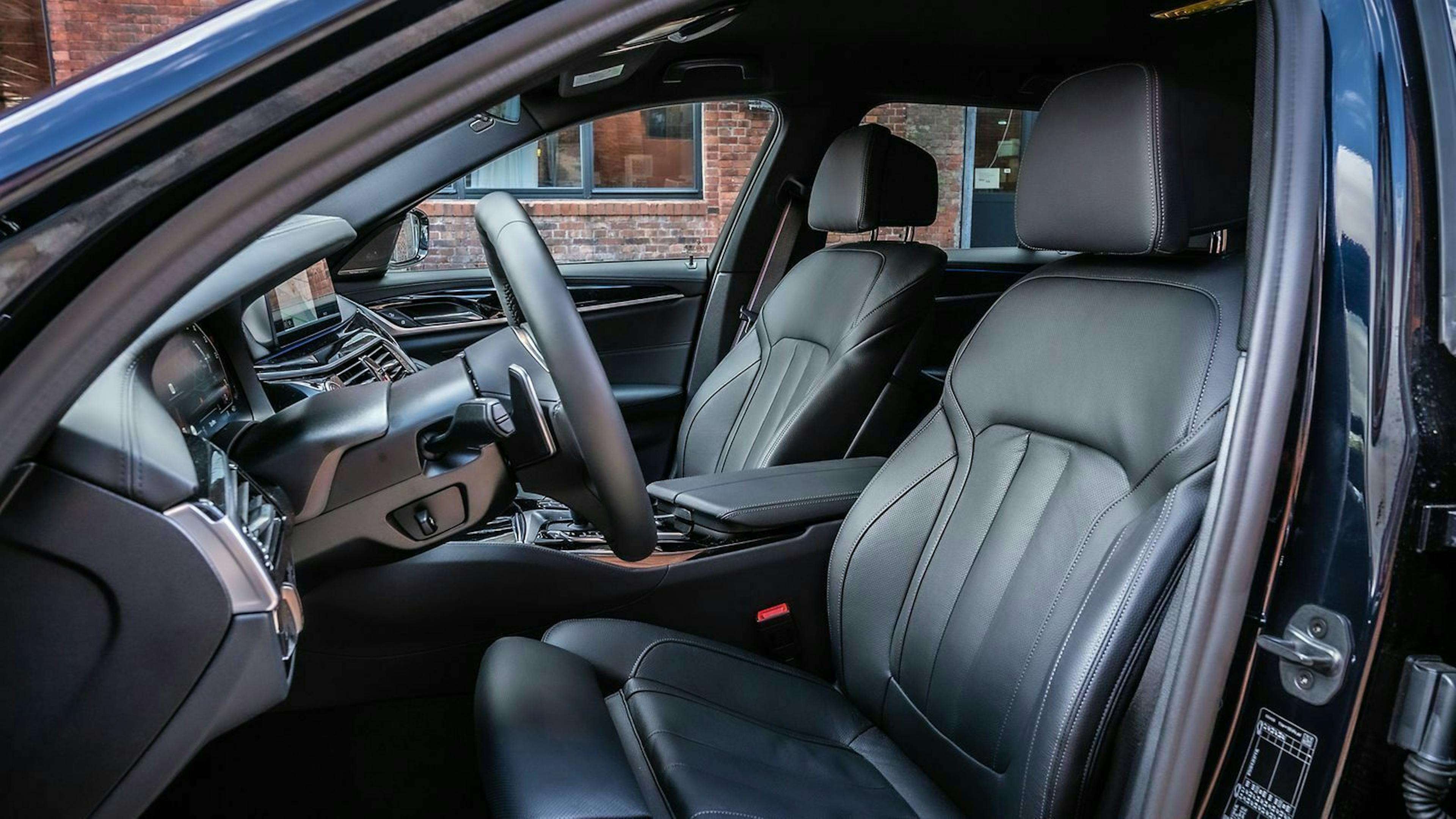 Zu sehen sind die Vordersitze des BMW M550d xDrive Touring