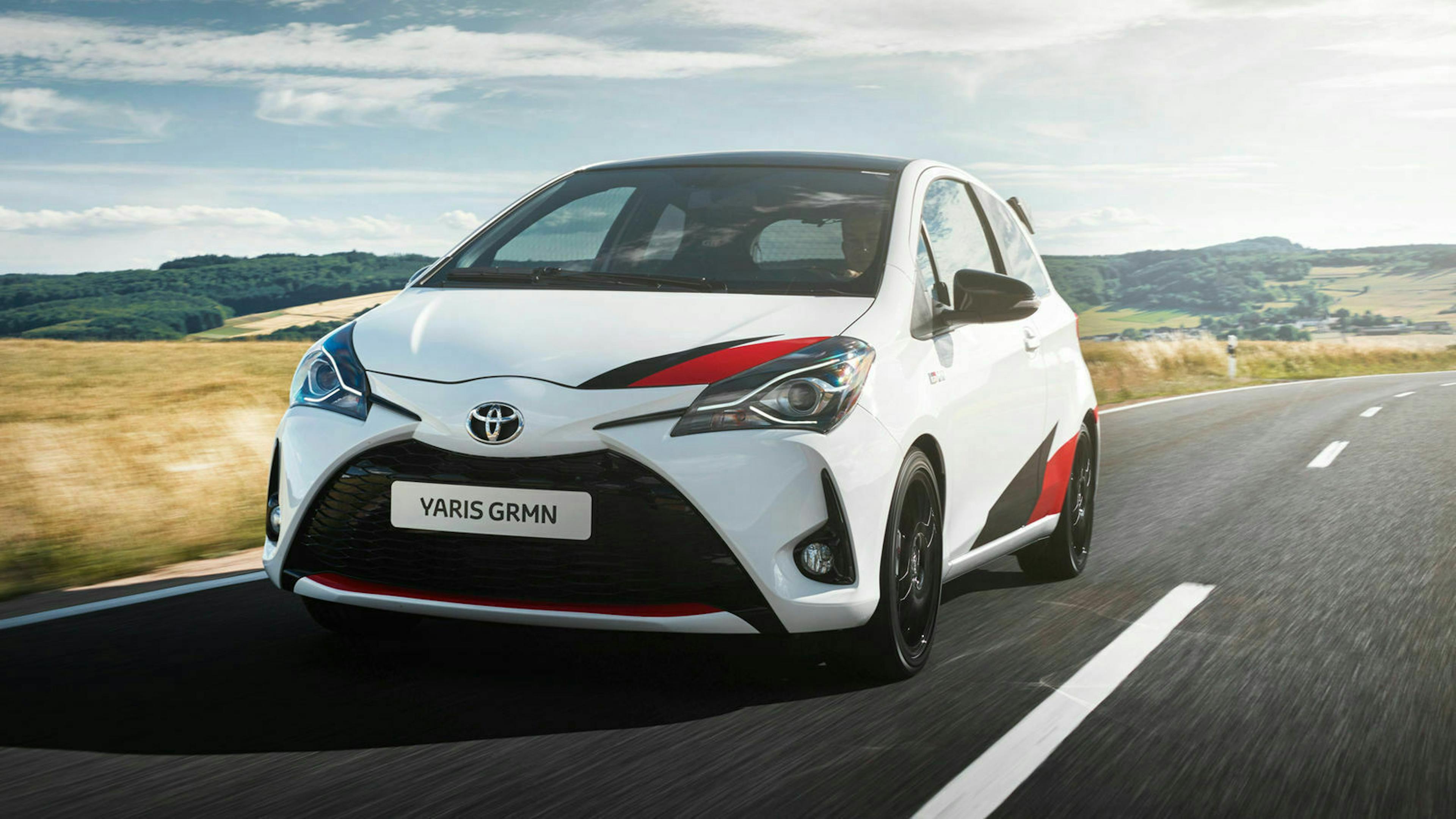 Zu sehen ist der Toyota Yaris GRMN von vorne, fahrend