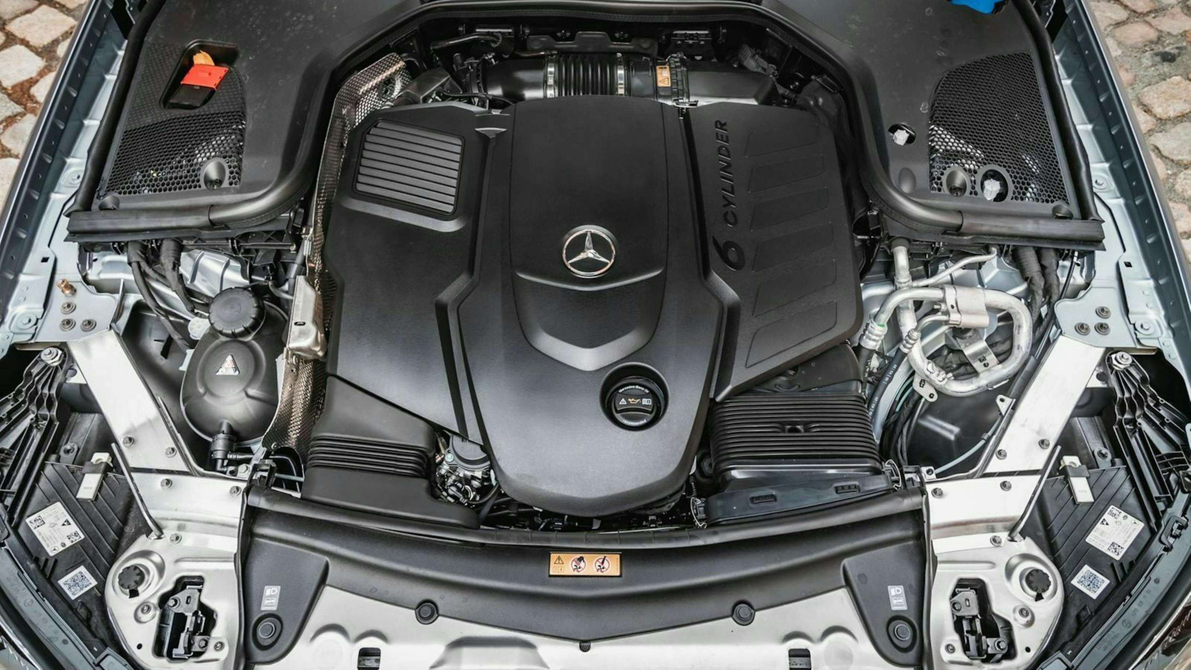 Mercedes E400d Blick unter die Motorhaube