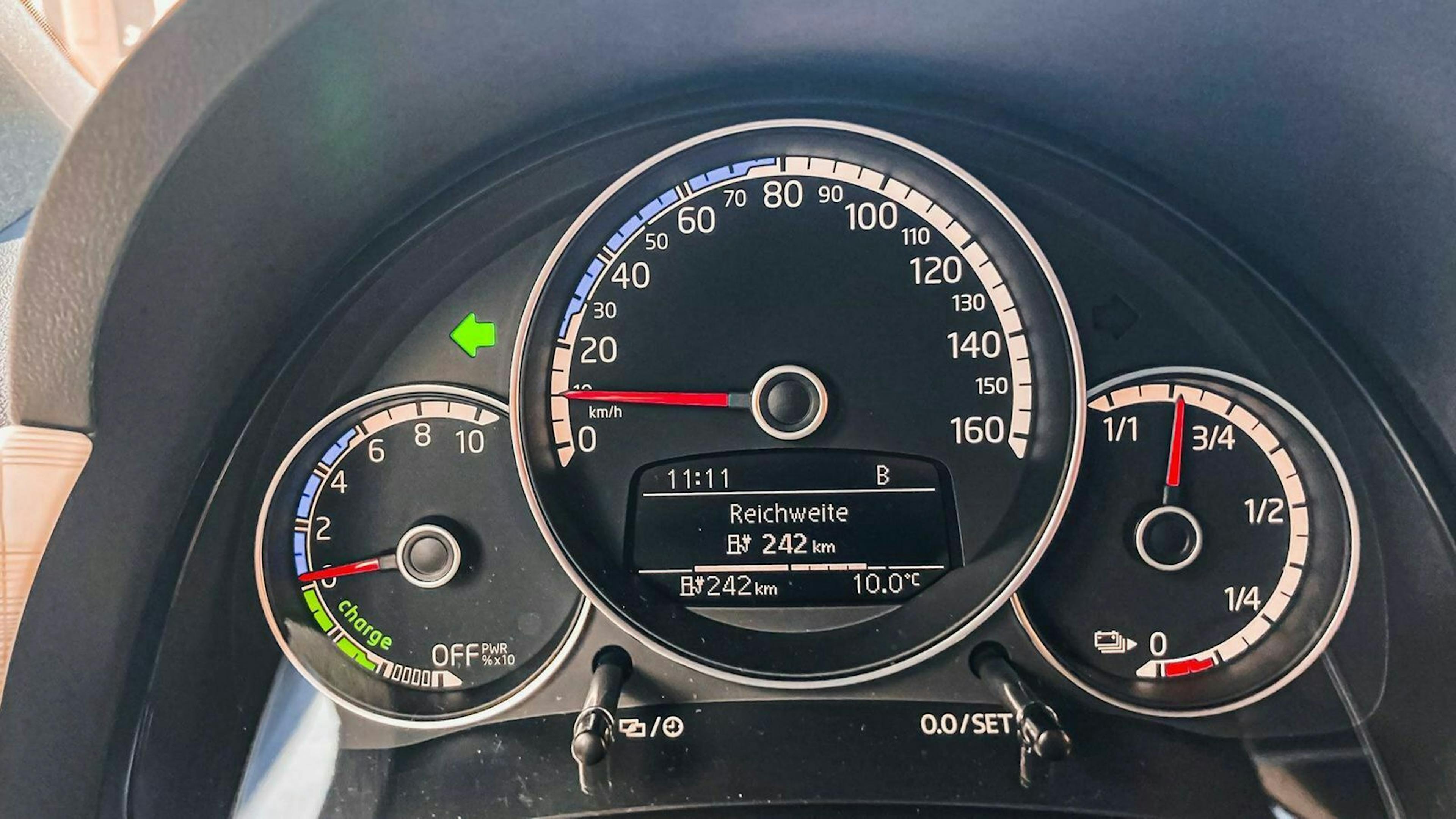 Blick auf einen Tacho mit leuchtendem Blinker 