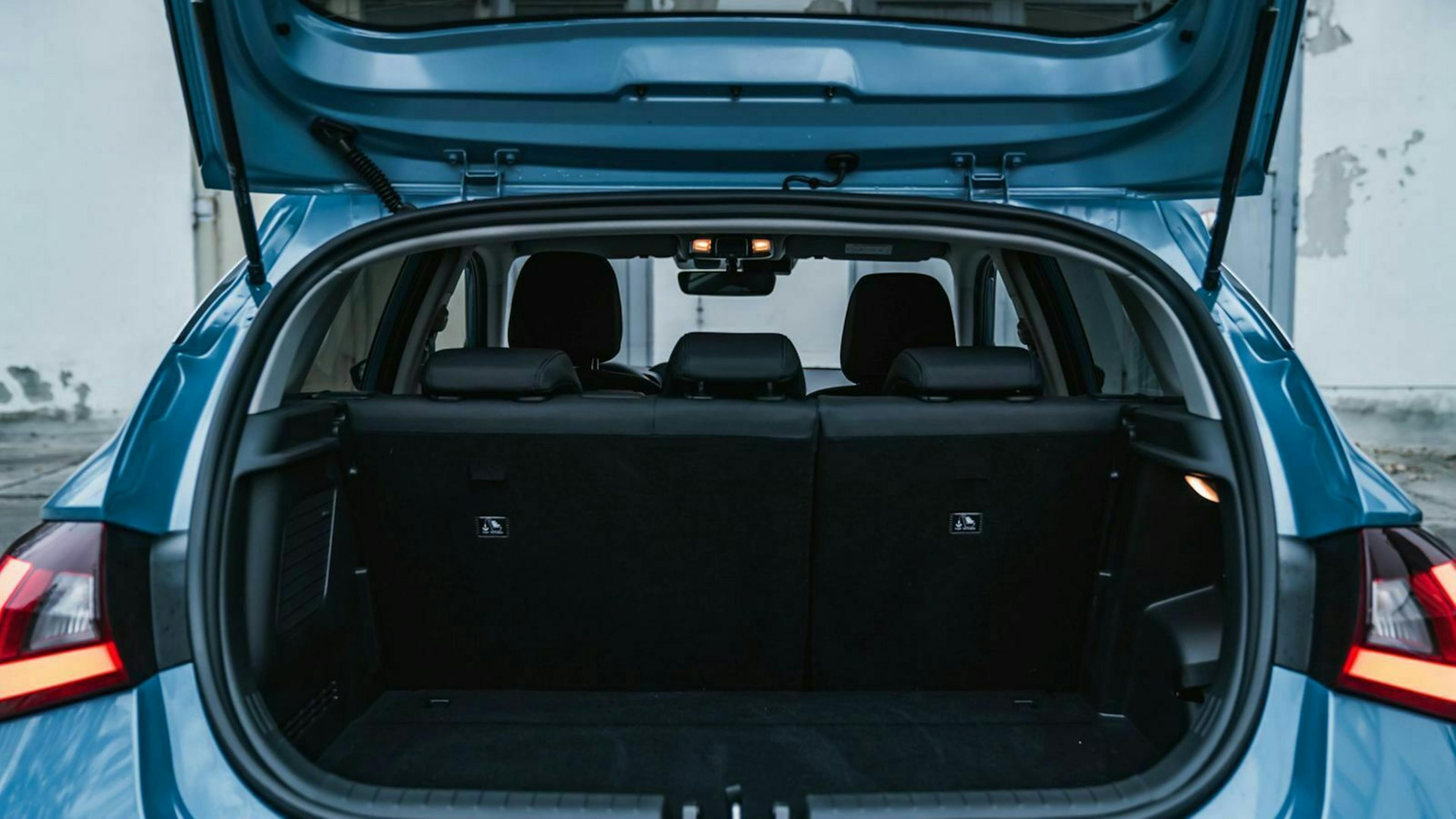 Zu sehen ist der Kofferraum des Hyundai i20 2020 