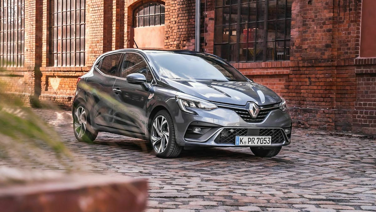 Ein silberner Renault Clio von vorne