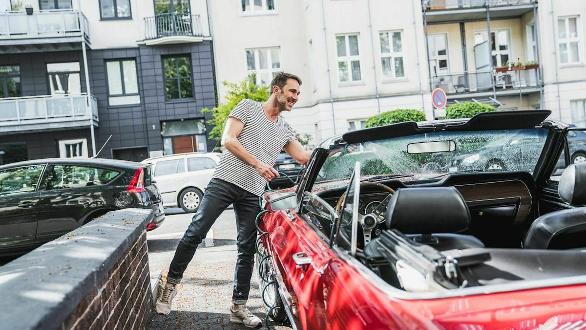 Im Frühjahr ein häufiger Anblick: Cabrio-Fahrer machen ihr Fahrzeug startklar für die warmen Monate.