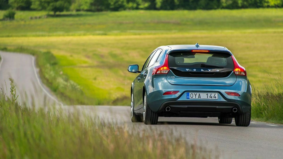Volvo V40 in der Heckansicht, fahrend
