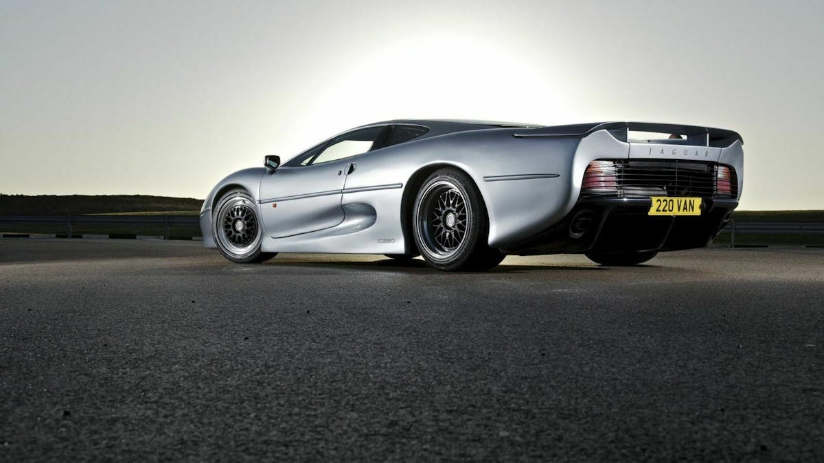 Der Jaguar XJ220 in Heckansicht