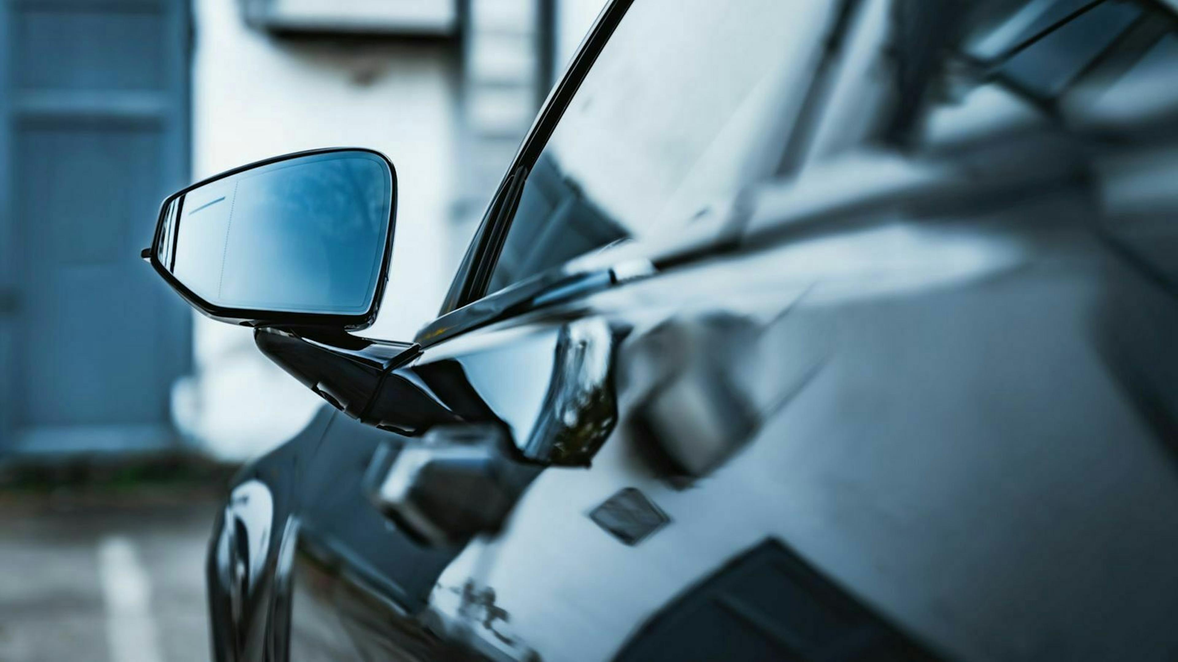 Der linke Seitenspiegel des Polestar 2