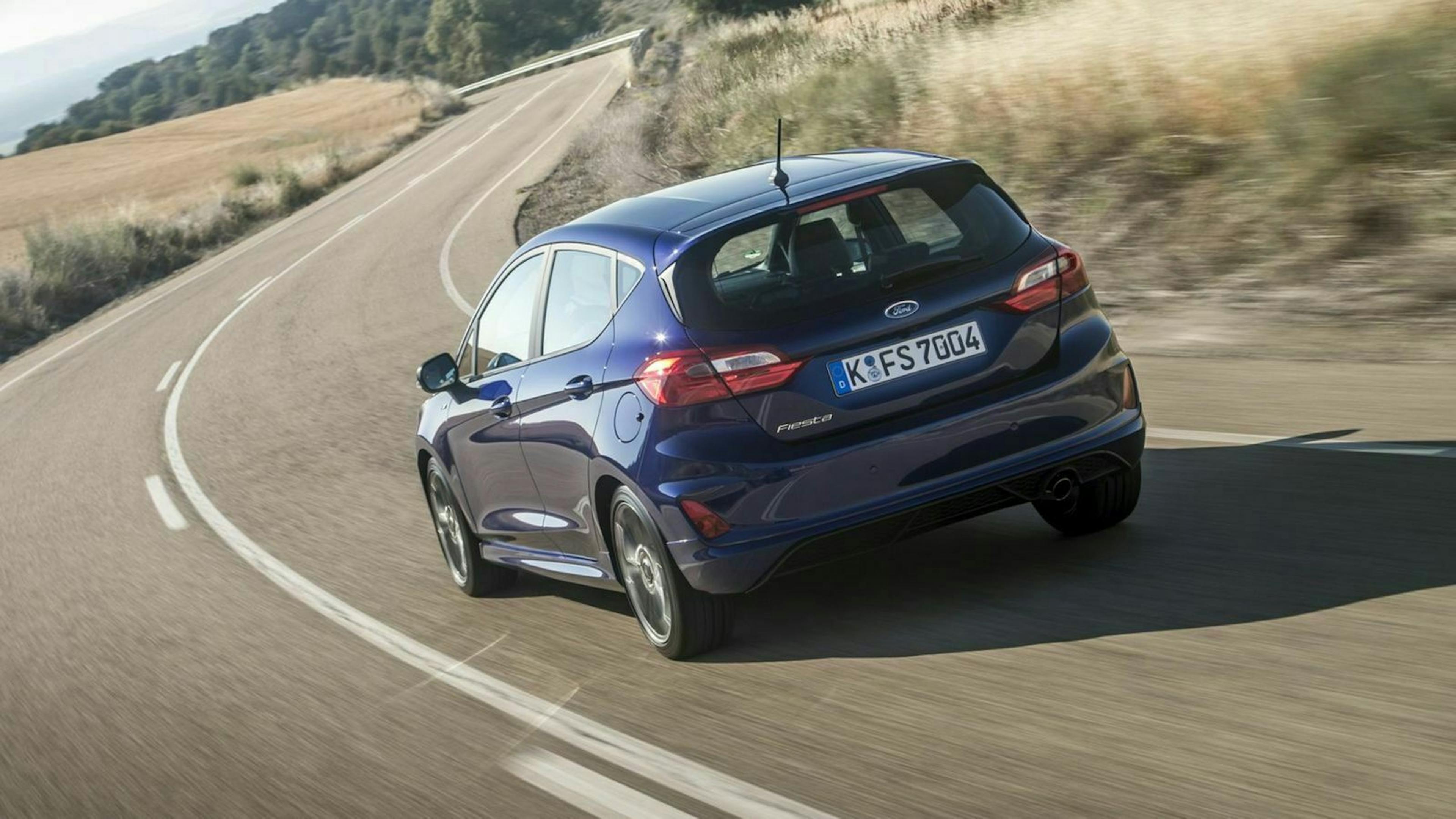 Zu sehen ist der Ford Fiesta ST-Line von hinten, fahrend