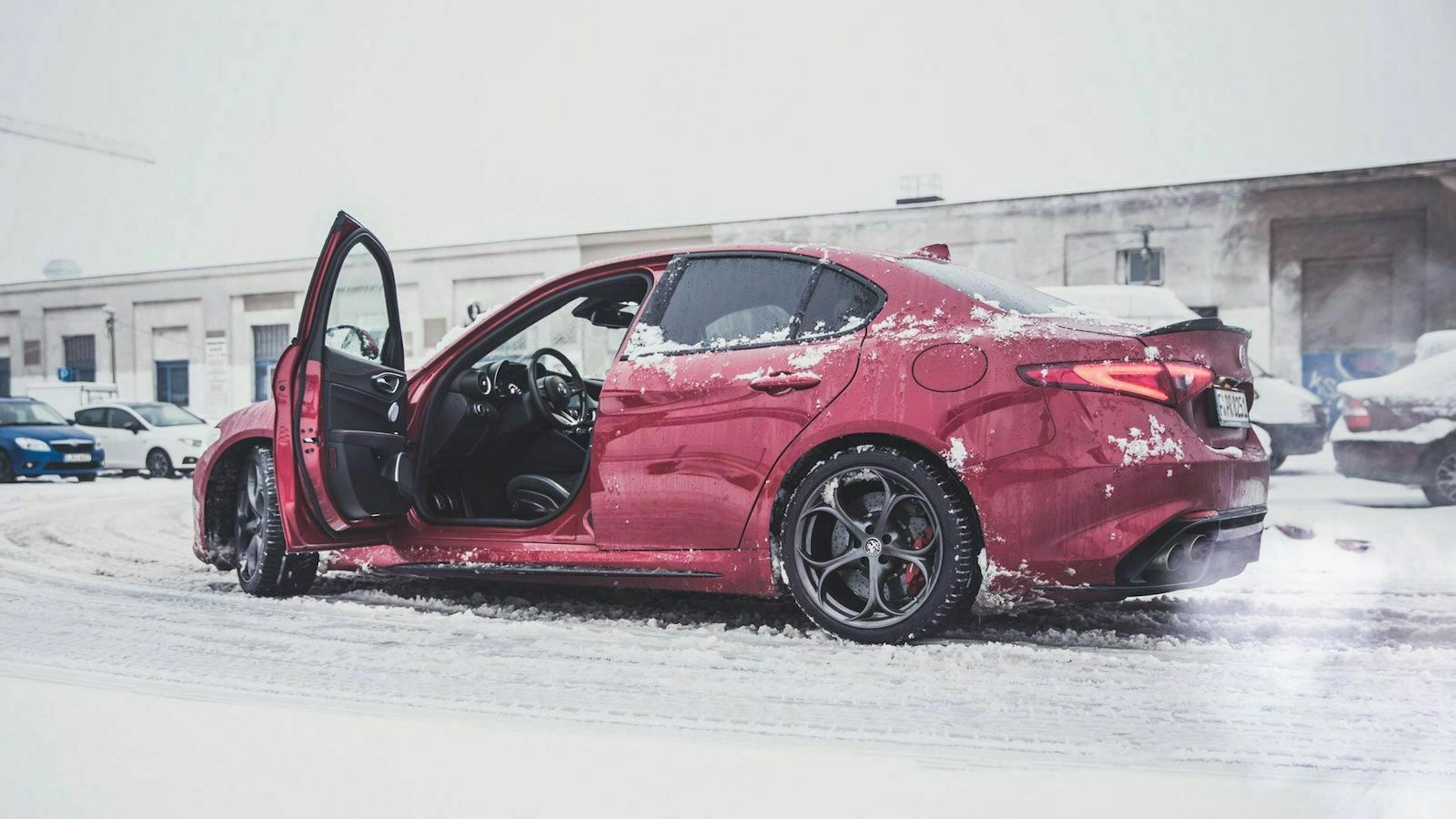 Zu sehen ist ein Auto mit laufenden Motor 