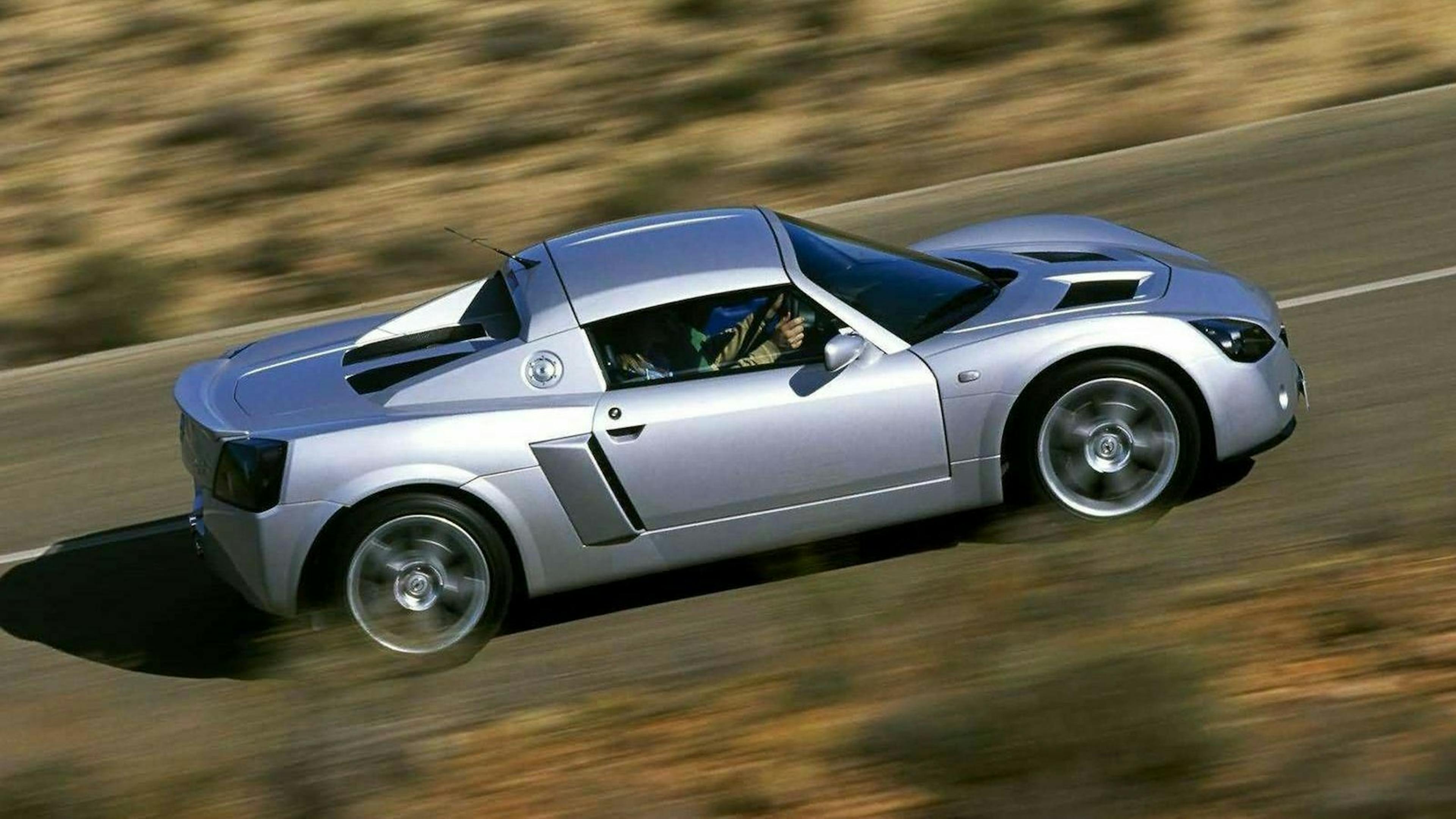 Der Opel Speedster in Seitenansicht fahrend