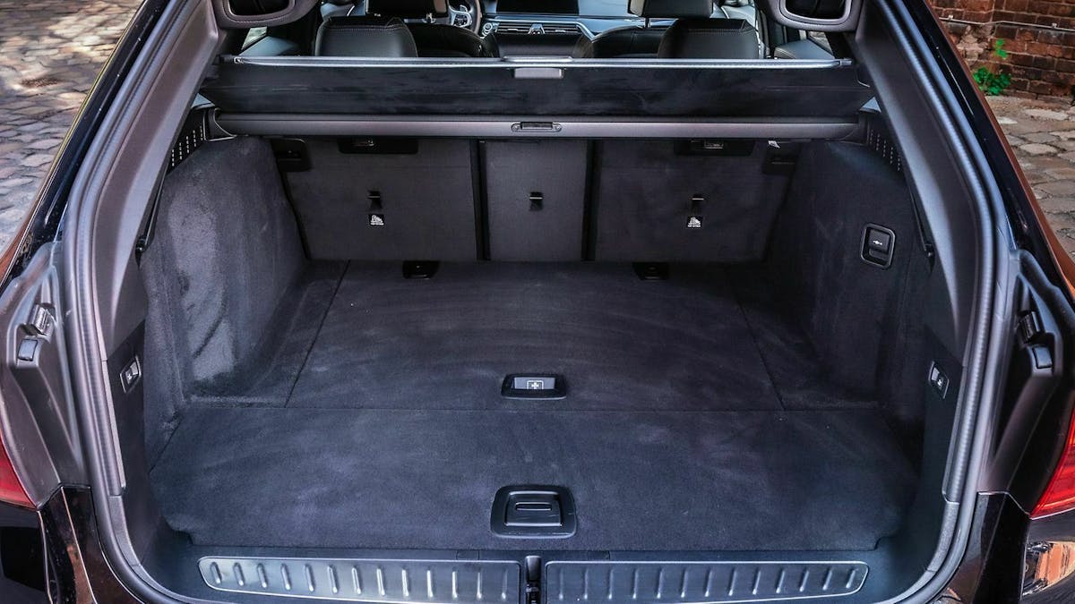 Zu sehen ist der Kofferraum des BMW M550d xDrive Touring