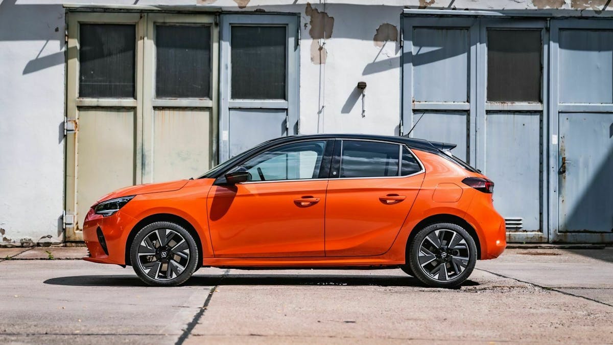 Opel Corsa stehend in Seitenansicht