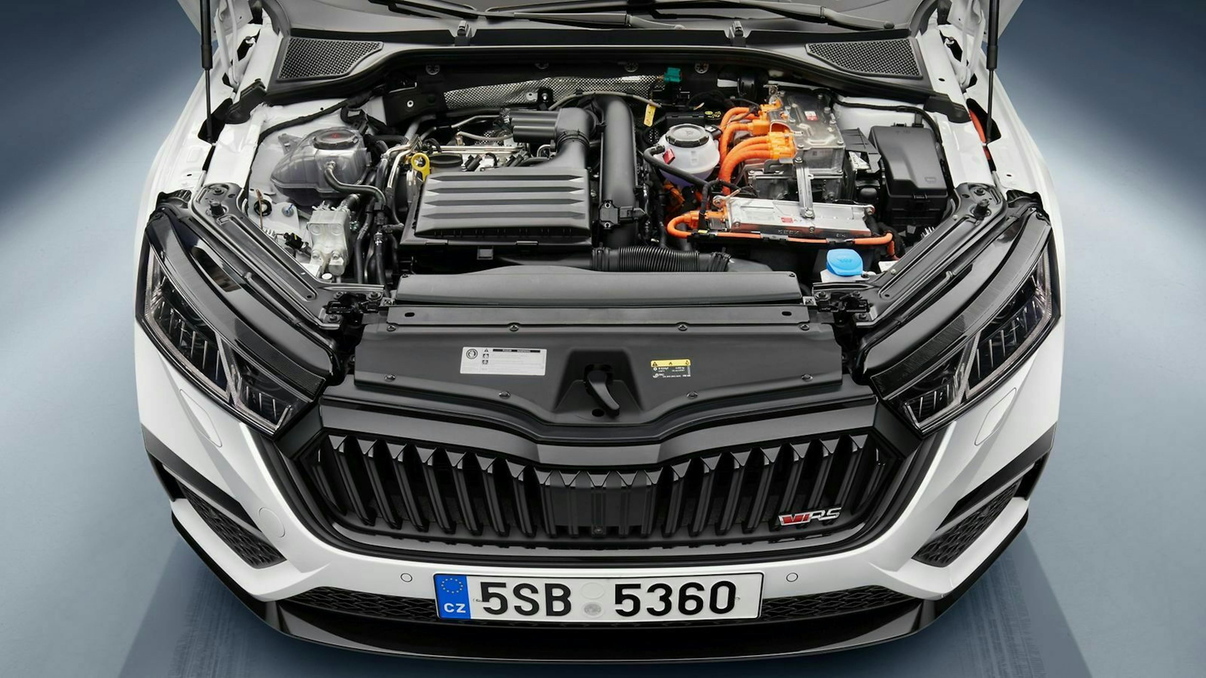 Der neue ŠKODA OCTAVIA RS iV mit geöffneter Motorhaube