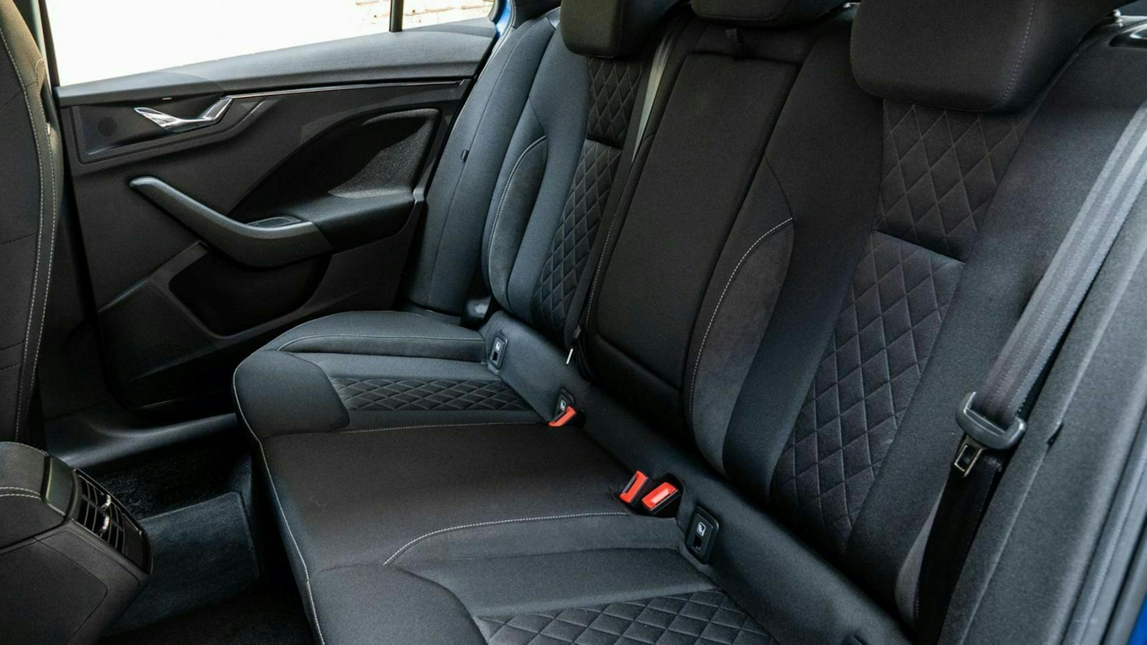 Zu sehen ist die Rückbank des Skoda Kamiq