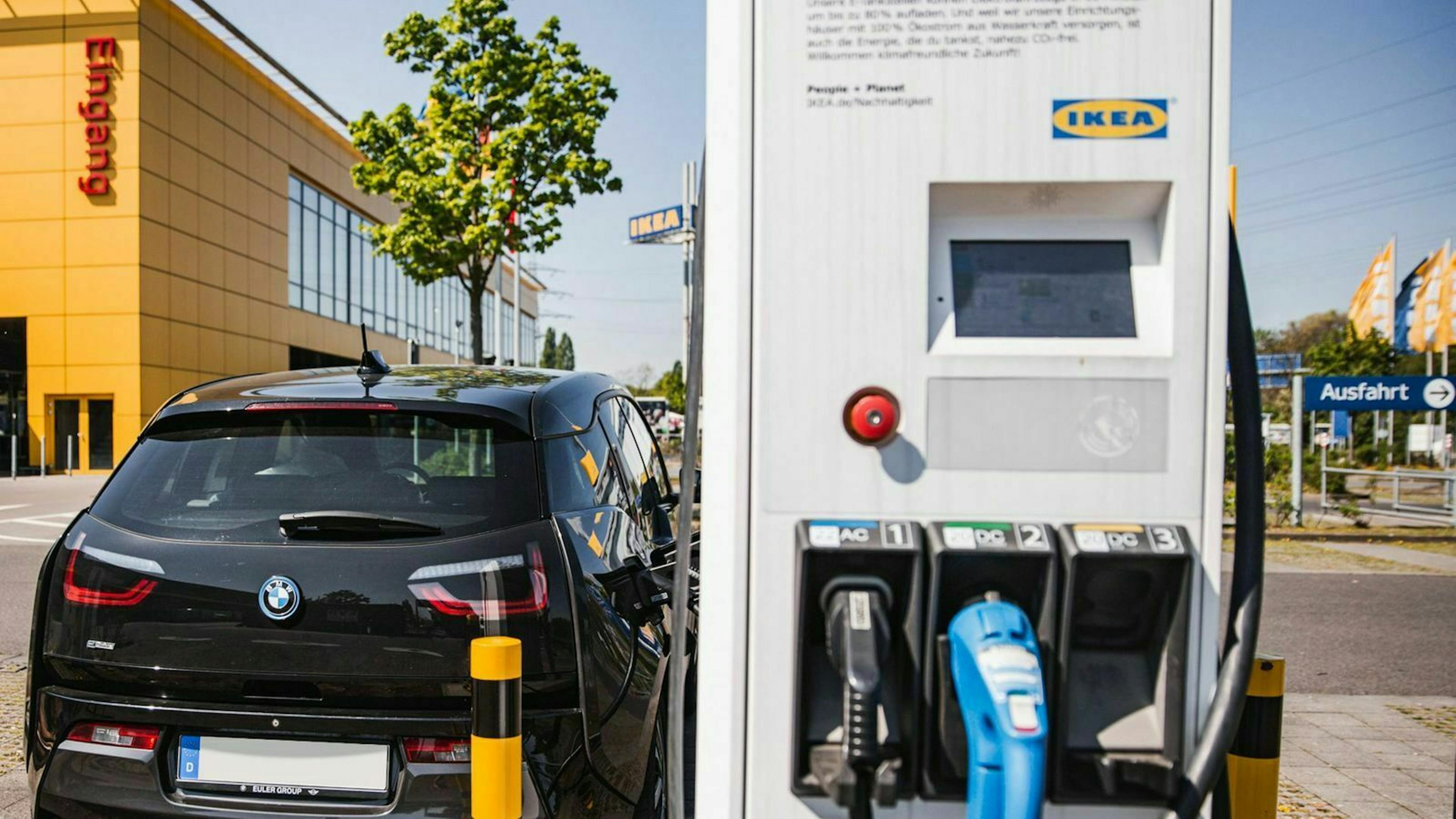 Ein BMW Modell an einer E-Tankstelle