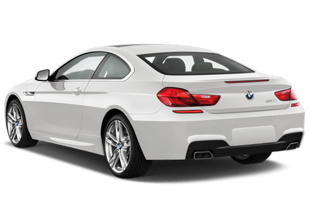 Weißes Sportcoupé, Heckansicht mit glänzenden Leichtmetallrädern. Markante Karosserie, Rücklichter leuchten rot. Klarer Himmel.