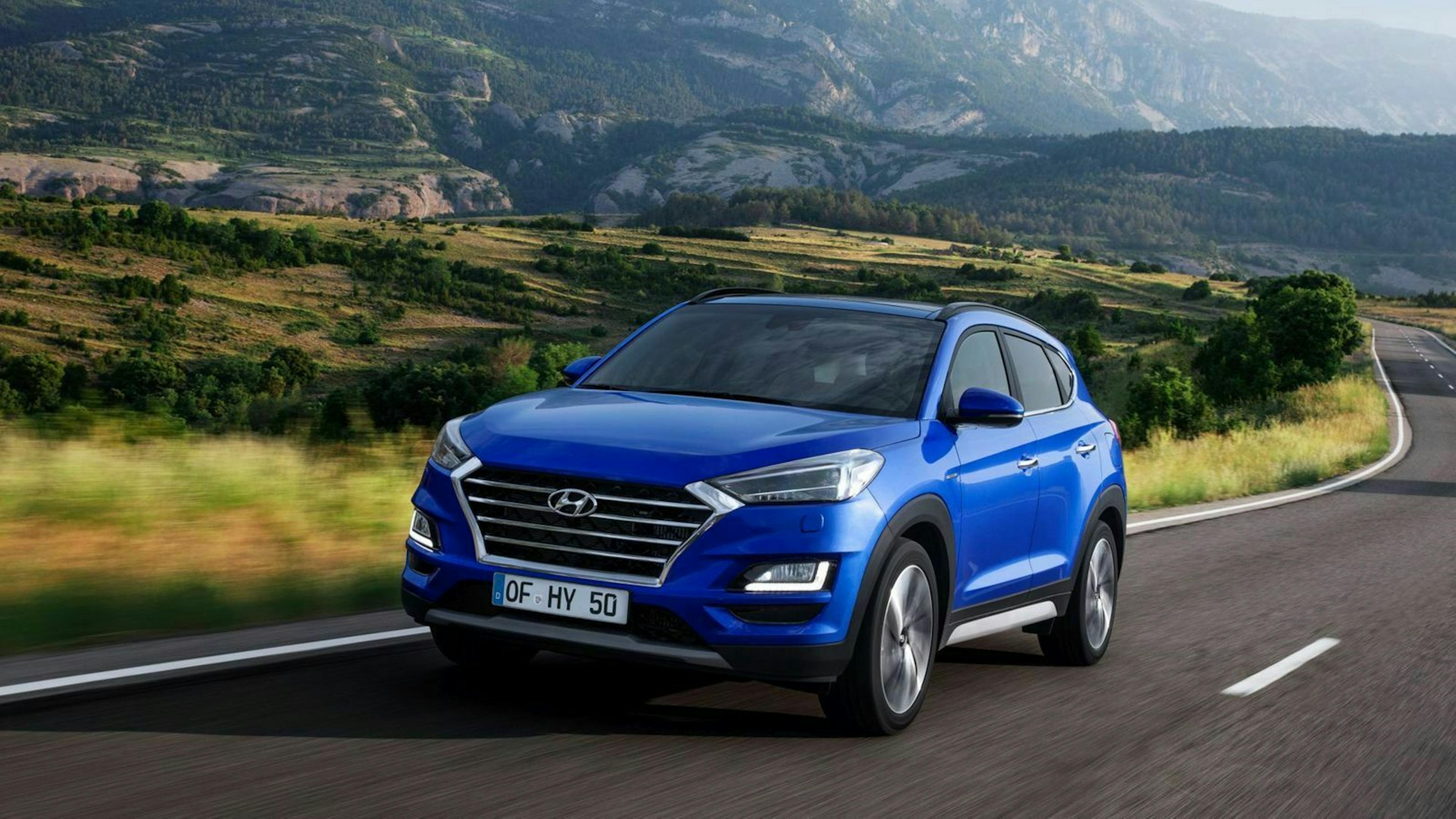 Der Hyundai Tuscon in Frontansicht fahrend 