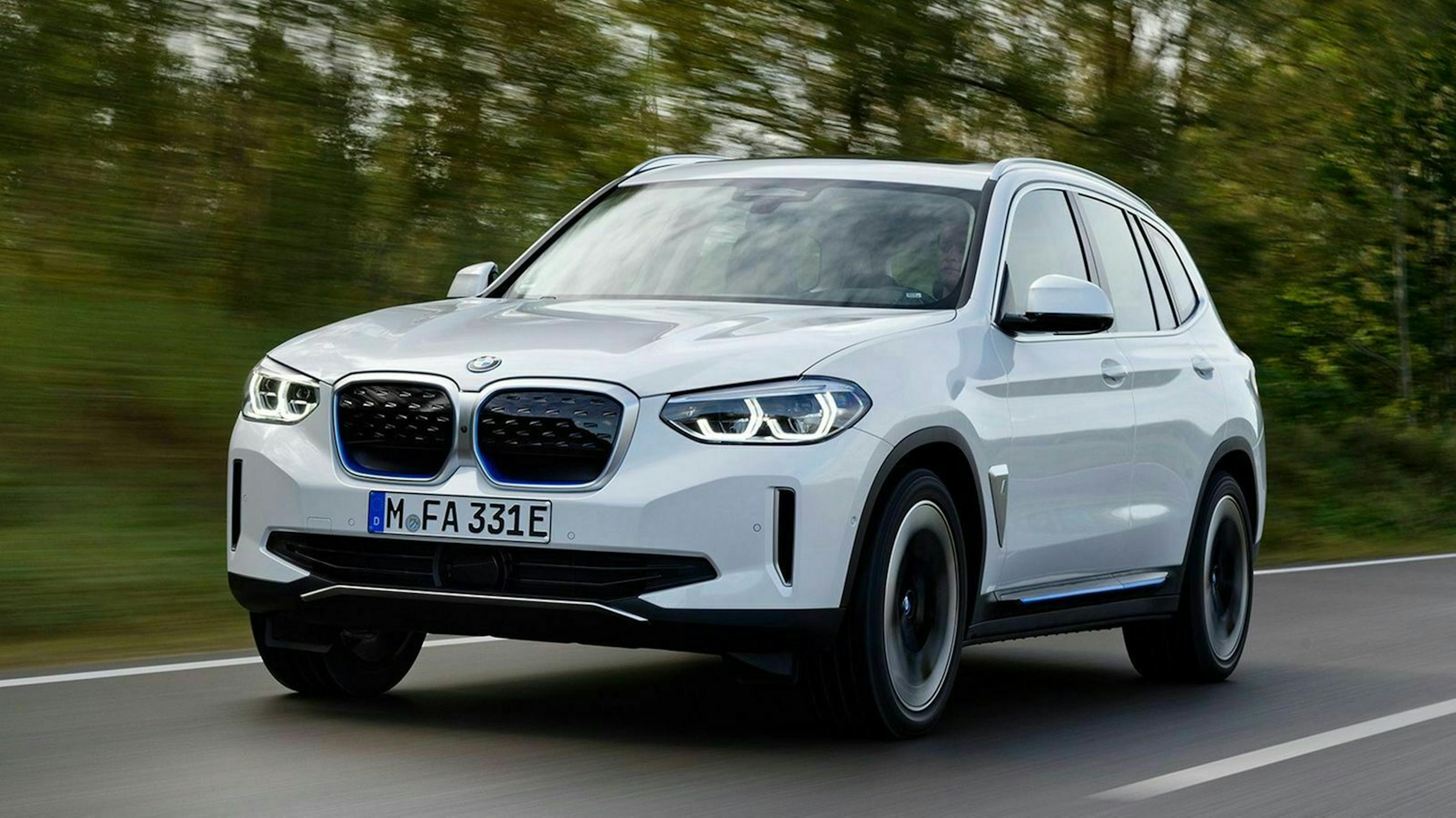 Zu sehen ist der BMW iX3 von vorne, fahrend