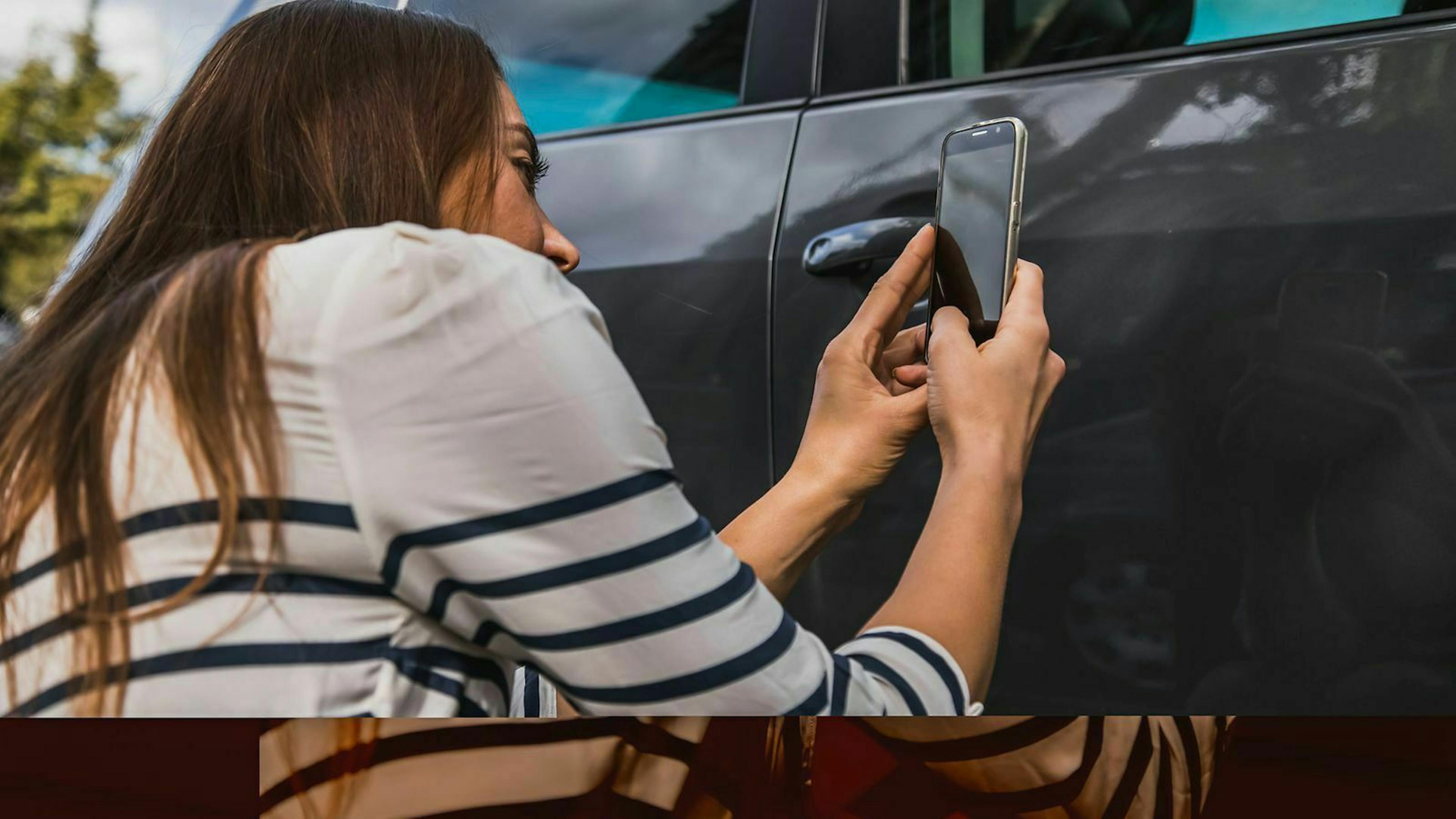 Sind Dellen am anderen Auto, für die du nicht verantwortlich bist? Dann schieße am besten direkt ein Foto davon.