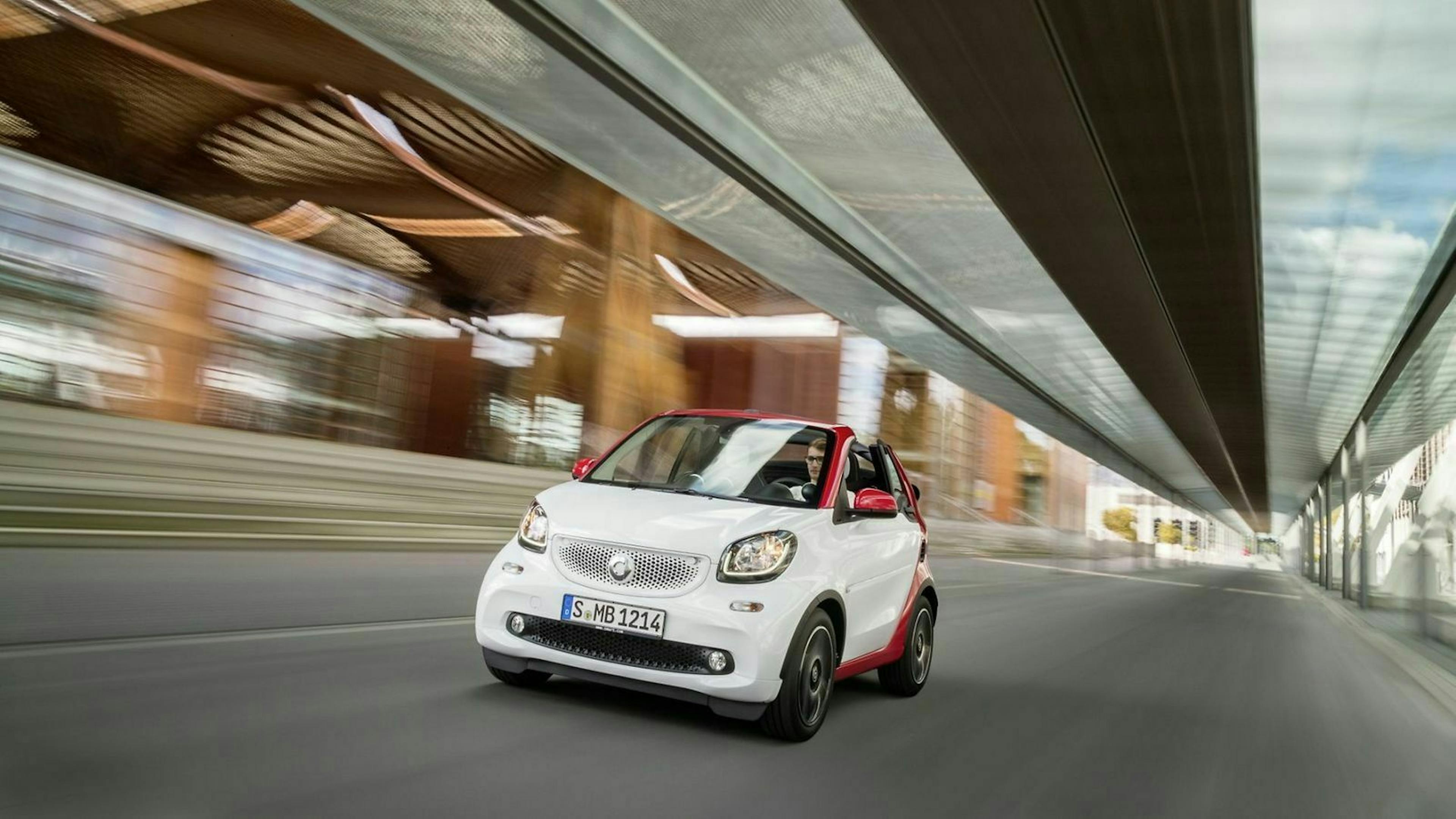 Smart Fortwo Carbio in der Frontansicht, fahrend