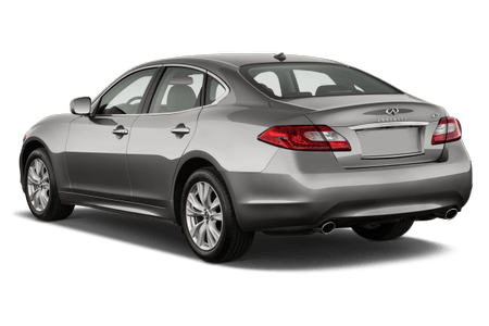 Silberner, viertüriger PKW von schräg hinten fotografiert, mit elegantem Design und rundlichen Rückleuchten.